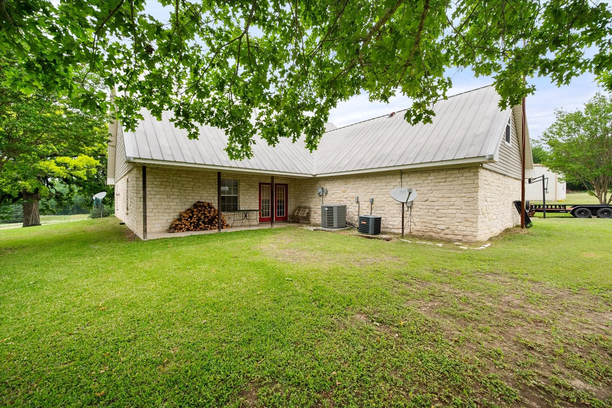 Single Family Residence For Sale in Navarro County , 4070 Fm 2452, Corsicana, Texas 75110, 3 Bedroom, 3 Bathroom, 2 Garage spaces, 2,974 Sqft, built in 1997, Price $595,900, mls#21249775, Real Estate Agent in Corsicana, Homes For Sale in Navarro county, Homes For Sale in Corsicana, Realtor in Corsicana Texas, Real Estate Brokerage Independent Realty Texas, Luminita Cordes Realtor