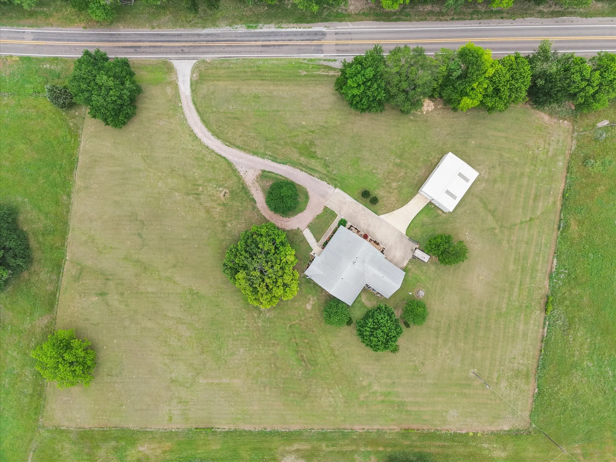 Single Family Residence For Sale in Navarro County , 4070 Fm 2452, Corsicana, Texas 75110, 3 Bedroom, 3 Bathroom, 2 Garage spaces, 2,974 Sqft, built in 1997, Price $595,900, mls#21249775, Real Estate Agent in Corsicana, Homes For Sale in Navarro county, Homes For Sale in Corsicana, Realtor in Corsicana Texas, Real Estate Brokerage Independent Realty Texas, Luminita Cordes Realtor