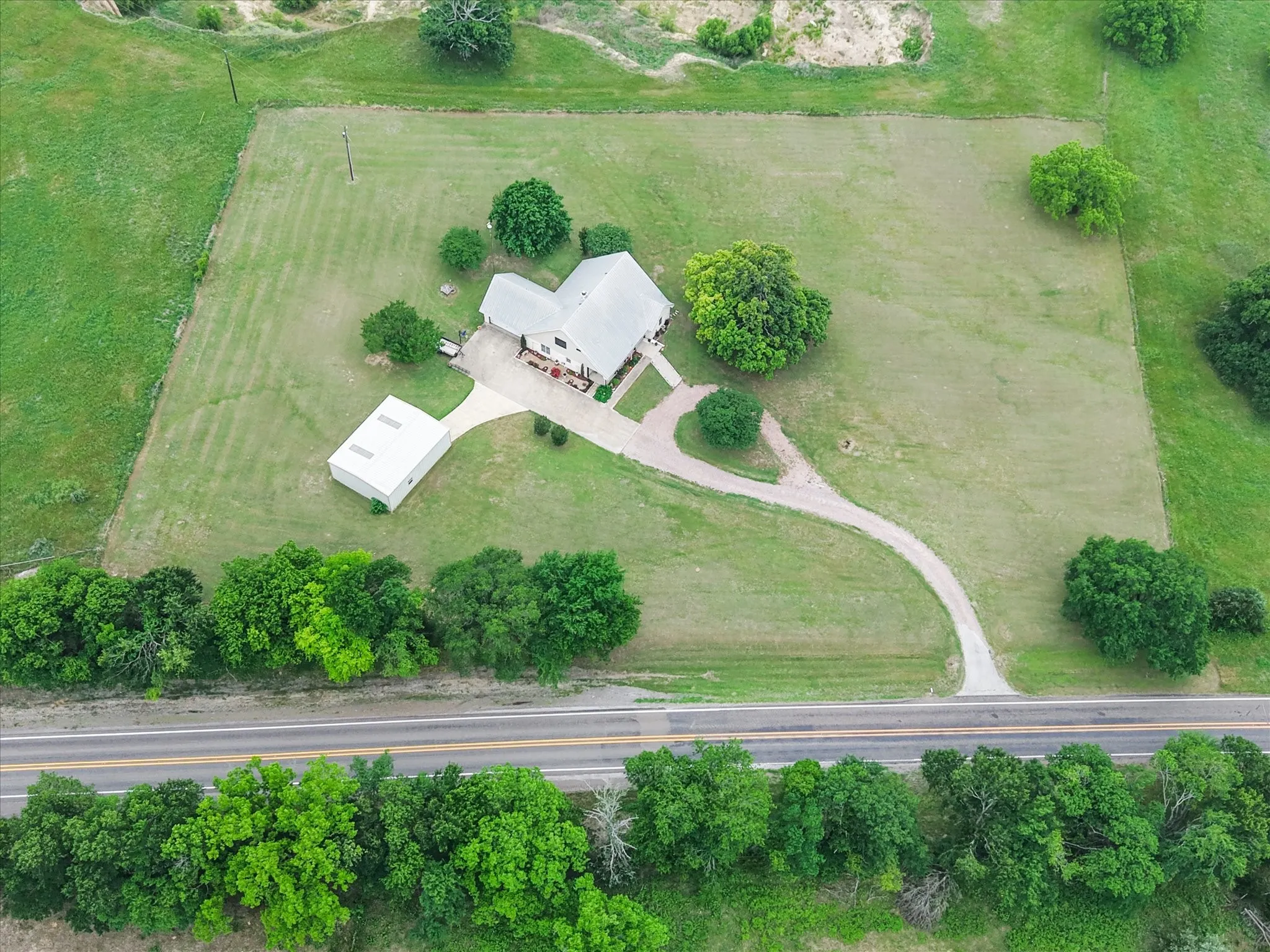 Single Family Residence For Sale in Navarro County , 4070 Fm 2452, Corsicana, Texas 75110, 3 Bedroom, 3 Bathroom, 2 Garage spaces, 2,974 Sqft, built in 1997, Price $595,900, mls#21249775, Real Estate Agent in Corsicana, Homes For Sale in Navarro county, Homes For Sale in Corsicana, Realtor in Corsicana Texas, Real Estate Brokerage Independent Realty Texas, Luminita Cordes Realtor