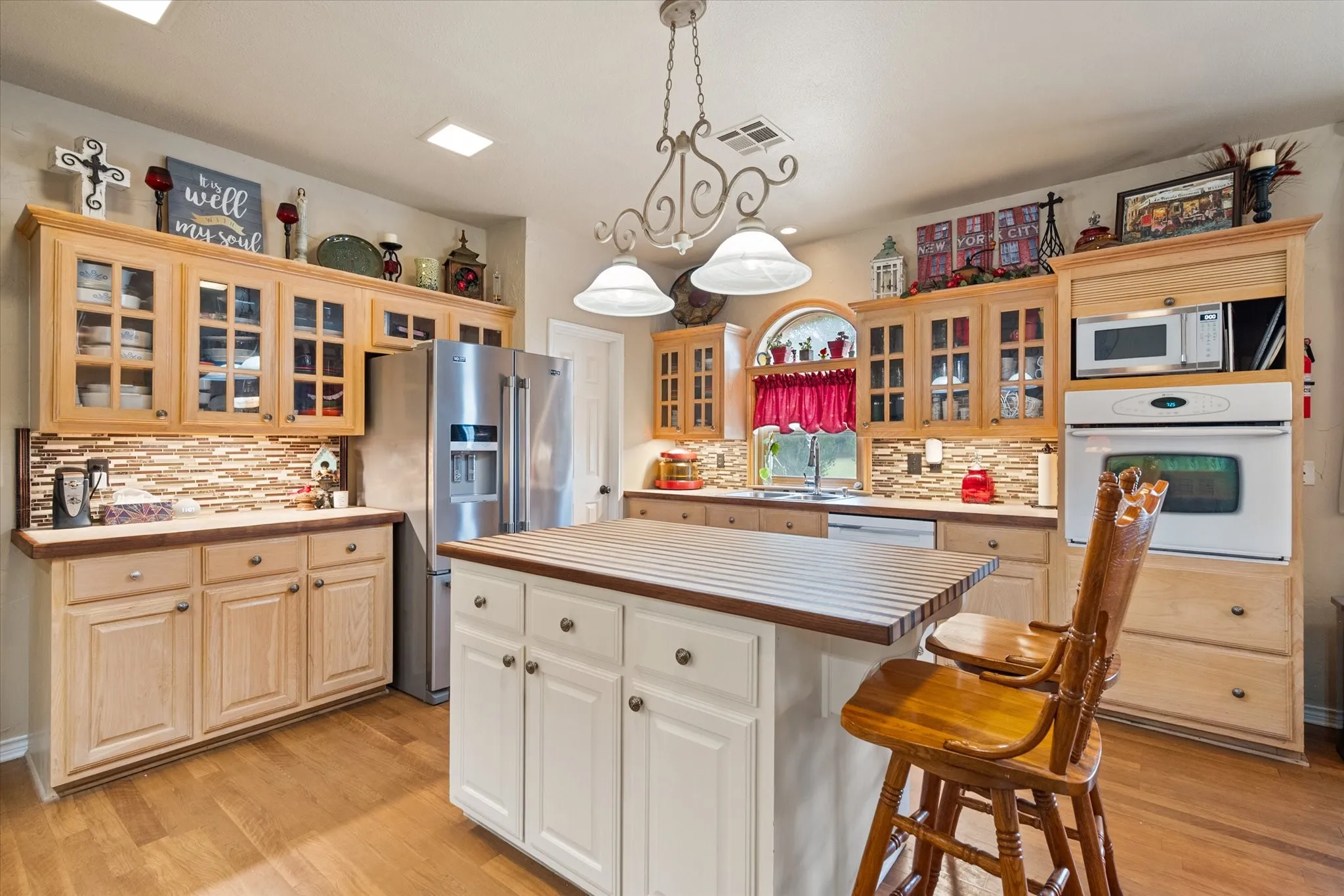 Single Family Residence For Sale in Navarro County , 4070 Fm 2452, Corsicana, Texas 75110, 3 Bedroom, 3 Bathroom, 2 Garage spaces, 2,974 Sqft, built in 1997, Price $595,900, mls#21249775, Real Estate Agent in Corsicana, Homes For Sale in Navarro county, Homes For Sale in Corsicana, Realtor in Corsicana Texas, Real Estate Brokerage Independent Realty Texas, Luminita Cordes Realtor