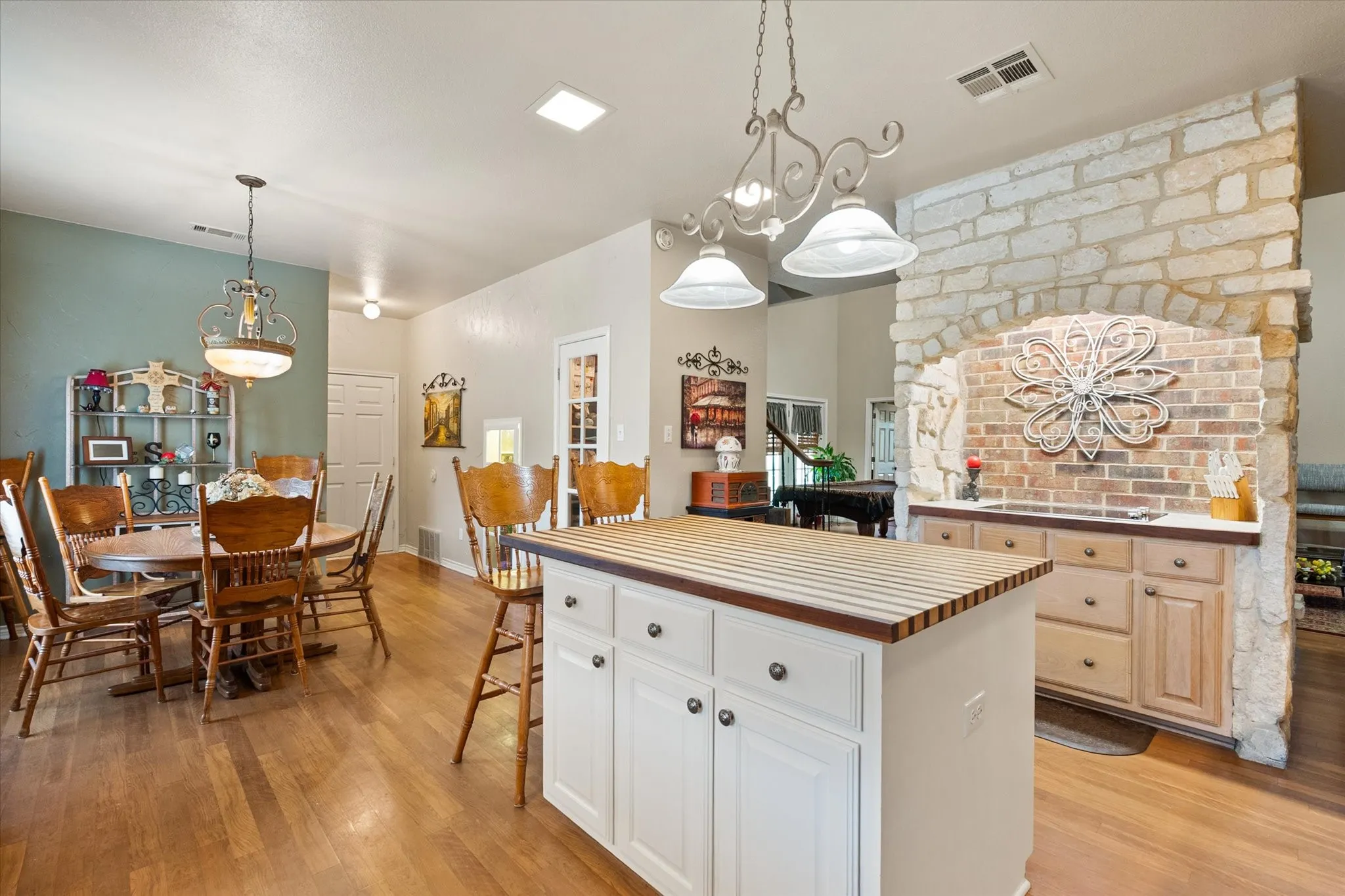 Single Family Residence For Sale in Navarro County , 4070 Fm 2452, Corsicana, Texas 75110, 3 Bedroom, 3 Bathroom, 2 Garage spaces, 2,974 Sqft, built in 1997, Price $595,900, mls#21249775, Real Estate Agent in Corsicana, Homes For Sale in Navarro county, Homes For Sale in Corsicana, Realtor in Corsicana Texas, Real Estate Brokerage Independent Realty Texas, Luminita Cordes Realtor