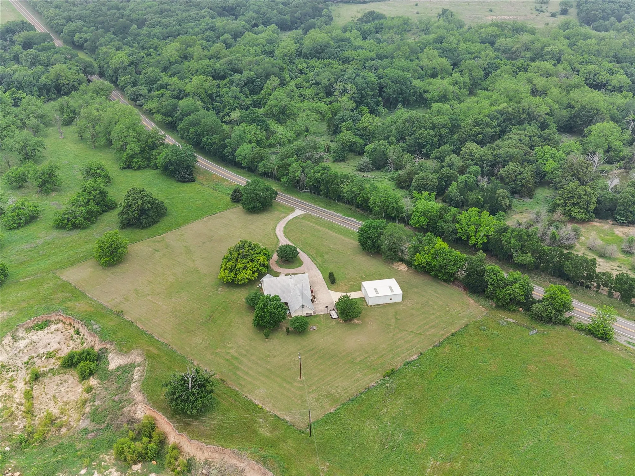 Single Family Residence For Sale in Navarro County , 4070 Fm 2452, Corsicana, Texas 75110, 3 Bedroom, 3 Bathroom, 2 Garage spaces, 2,974 Sqft, built in 1997, Price $595,900, mls#21249775, Real Estate Agent in Corsicana, Homes For Sale in Navarro county, Homes For Sale in Corsicana, Realtor in Corsicana Texas, Real Estate Brokerage Independent Realty Texas, Luminita Cordes Realtor
