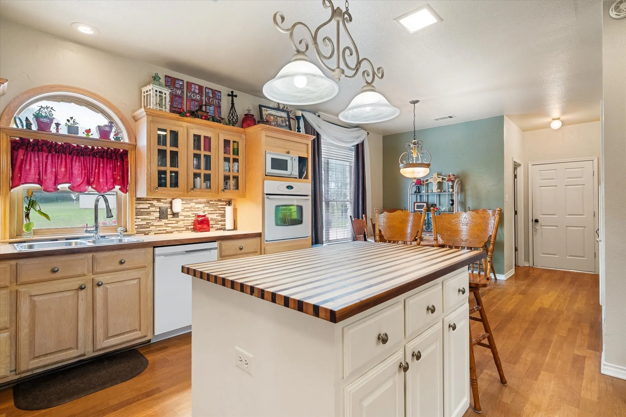 Single Family Residence For Sale in Navarro County , 4070 Fm 2452, Corsicana, Texas 75110, 3 Bedroom, 3 Bathroom, 2 Garage spaces, 2,974 Sqft, built in 1997, Price $595,900, mls#21249775, Real Estate Agent in Corsicana, Homes For Sale in Navarro county, Homes For Sale in Corsicana, Realtor in Corsicana Texas, Real Estate Brokerage Independent Realty Texas, Luminita Cordes Realtor