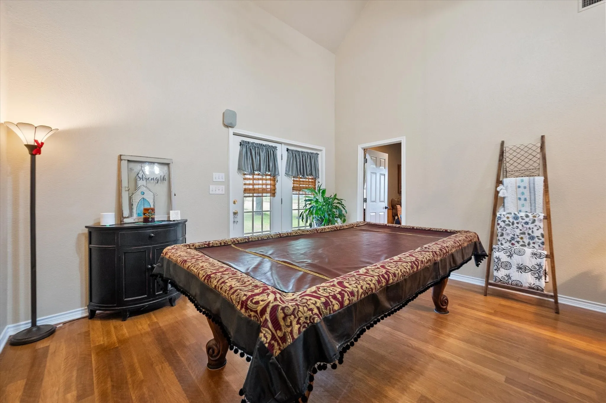 Single Family Residence For Sale in Navarro County , 4070 Fm 2452, Corsicana, Texas 75110, 3 Bedroom, 3 Bathroom, 2 Garage spaces, 2,974 Sqft, built in 1997, Price $595,900, mls#21249775, Real Estate Agent in Corsicana, Homes For Sale in Navarro county, Homes For Sale in Corsicana, Realtor in Corsicana Texas, Real Estate Brokerage Independent Realty Texas, Luminita Cordes Realtor