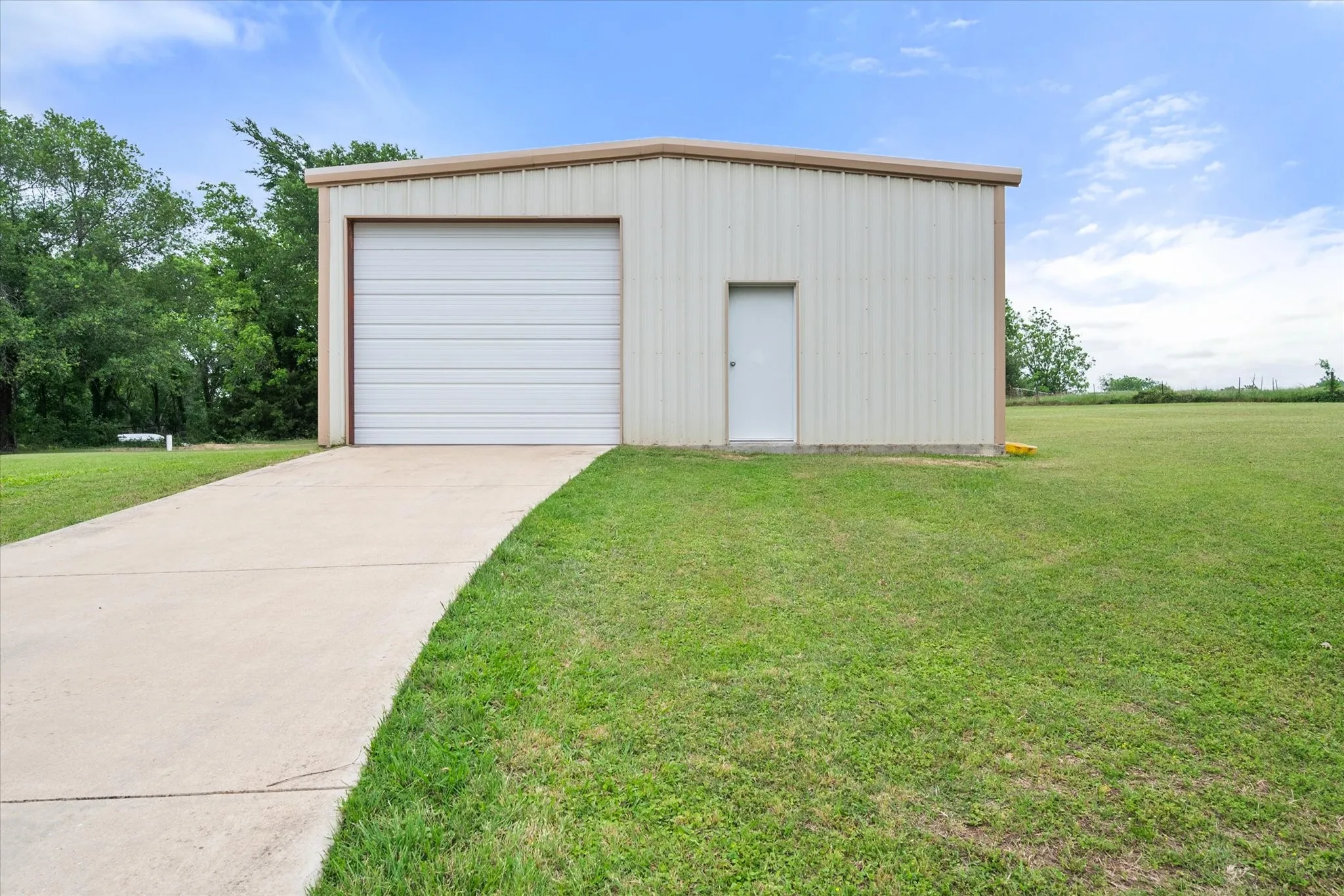 Single Family Residence For Sale in Navarro County , 4070 Fm 2452, Corsicana, Texas 75110, 3 Bedroom, 3 Bathroom, 2 Garage spaces, 2,974 Sqft, built in 1997, Price $595,900, mls#21249775, Real Estate Agent in Corsicana, Homes For Sale in Navarro county, Homes For Sale in Corsicana, Realtor in Corsicana Texas, Real Estate Brokerage Independent Realty Texas, Luminita Cordes Realtor