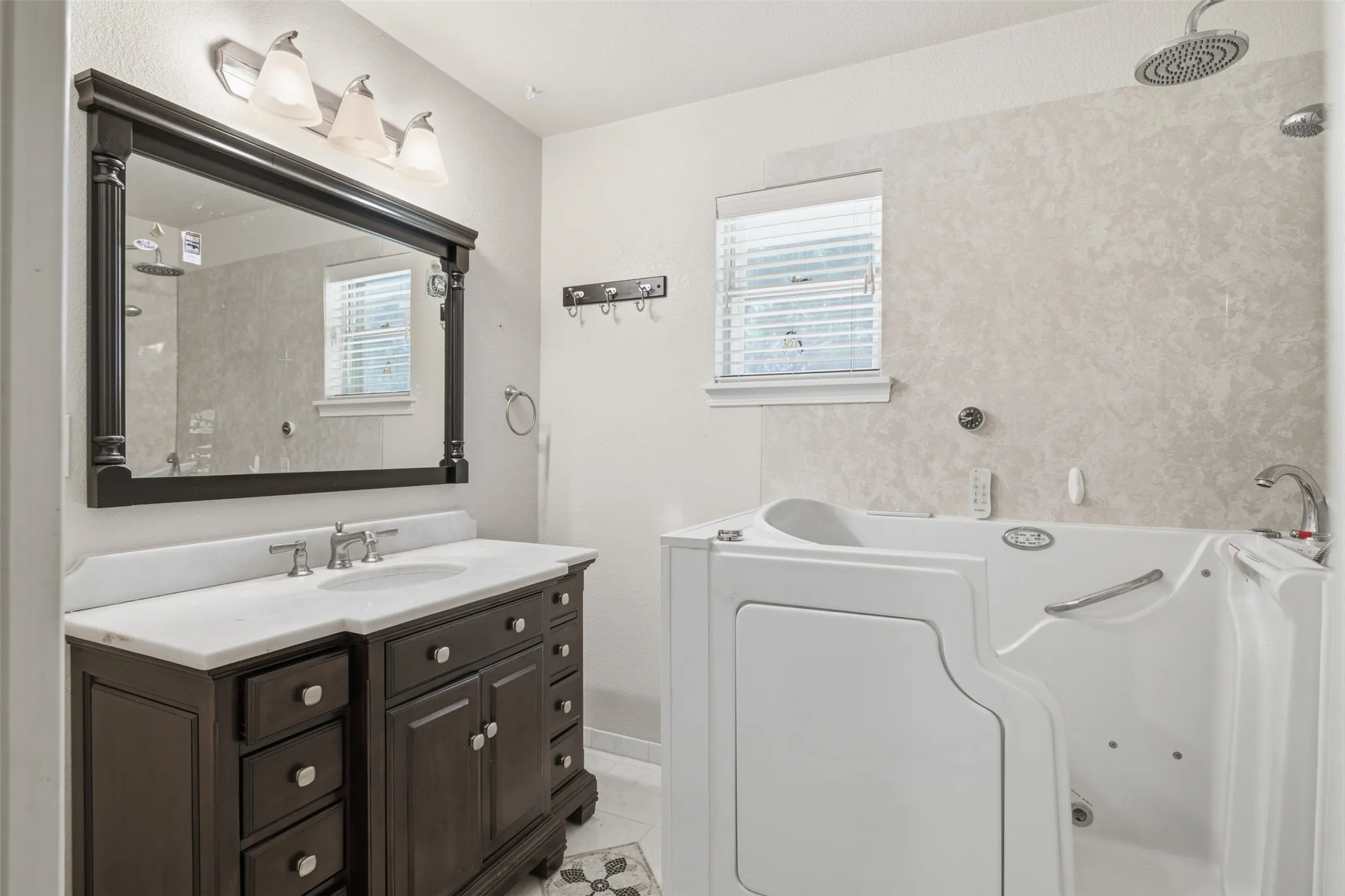 Single Family Residence For Sale in Mc Lennan County , 1209 Southwood Drive, Woodway, Texas 76712, 4 Bedroom, 3 Bathroom, 2 Garage spaces, 2,515 Sqft, built in 1964, mls#21252885, Real Estate Agent in Woodway, Homes For Sale in Mc Lennan county, Homes For Sale in Woodway, Realtor in Woodway Texas, Real Estate Brokerage Independent Realty Texas, Luminita Cordes Realtor