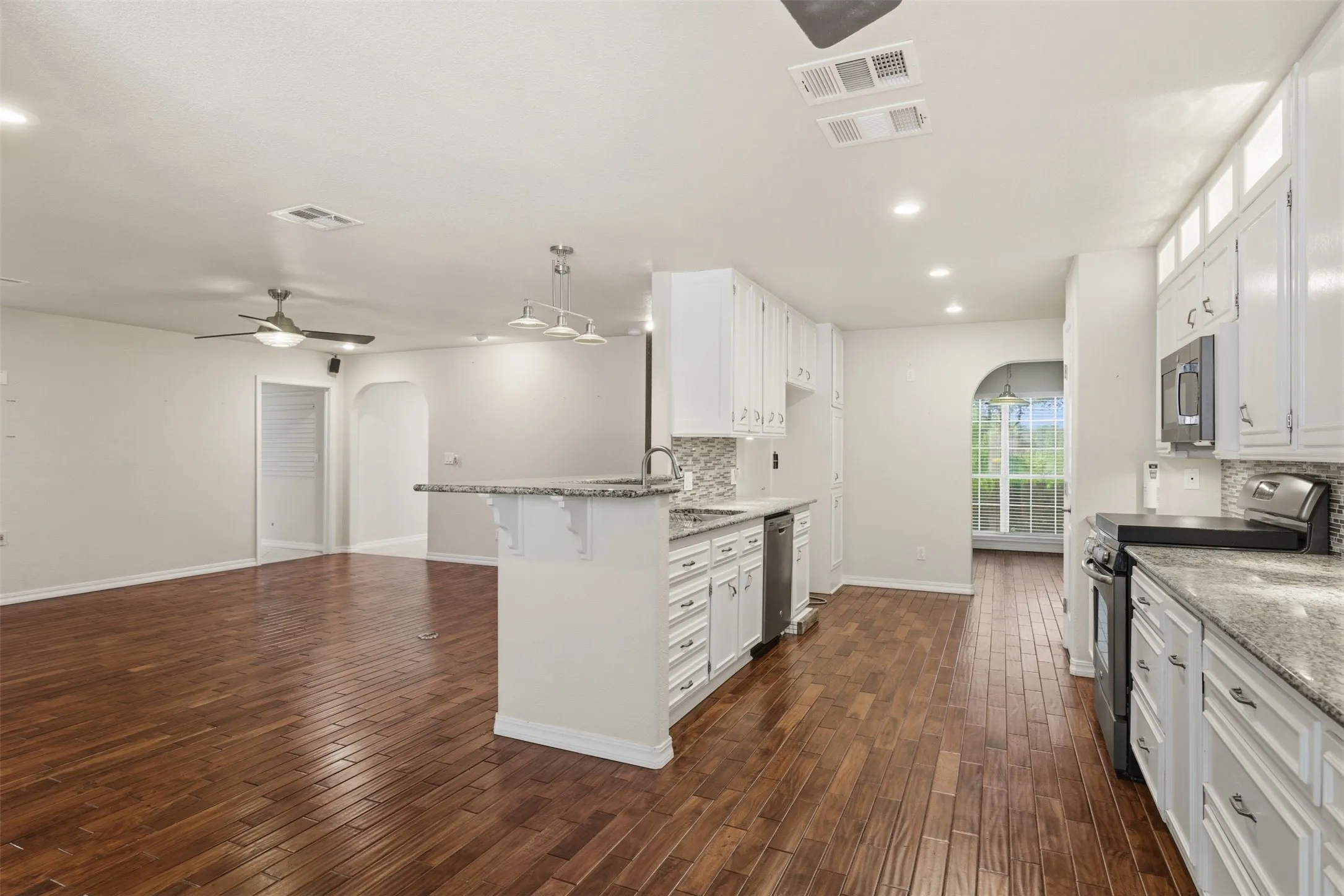 Single Family Residence For Sale in Mc Lennan County , 1209 Southwood Drive, Woodway, Texas 76712, 4 Bedroom, 3 Bathroom, 2 Garage spaces, 2,515 Sqft, built in 1964, mls#21252885, Real Estate Agent in Woodway, Homes For Sale in Mc Lennan county, Homes For Sale in Woodway, Realtor in Woodway Texas, Real Estate Brokerage Independent Realty Texas, Luminita Cordes Realtor