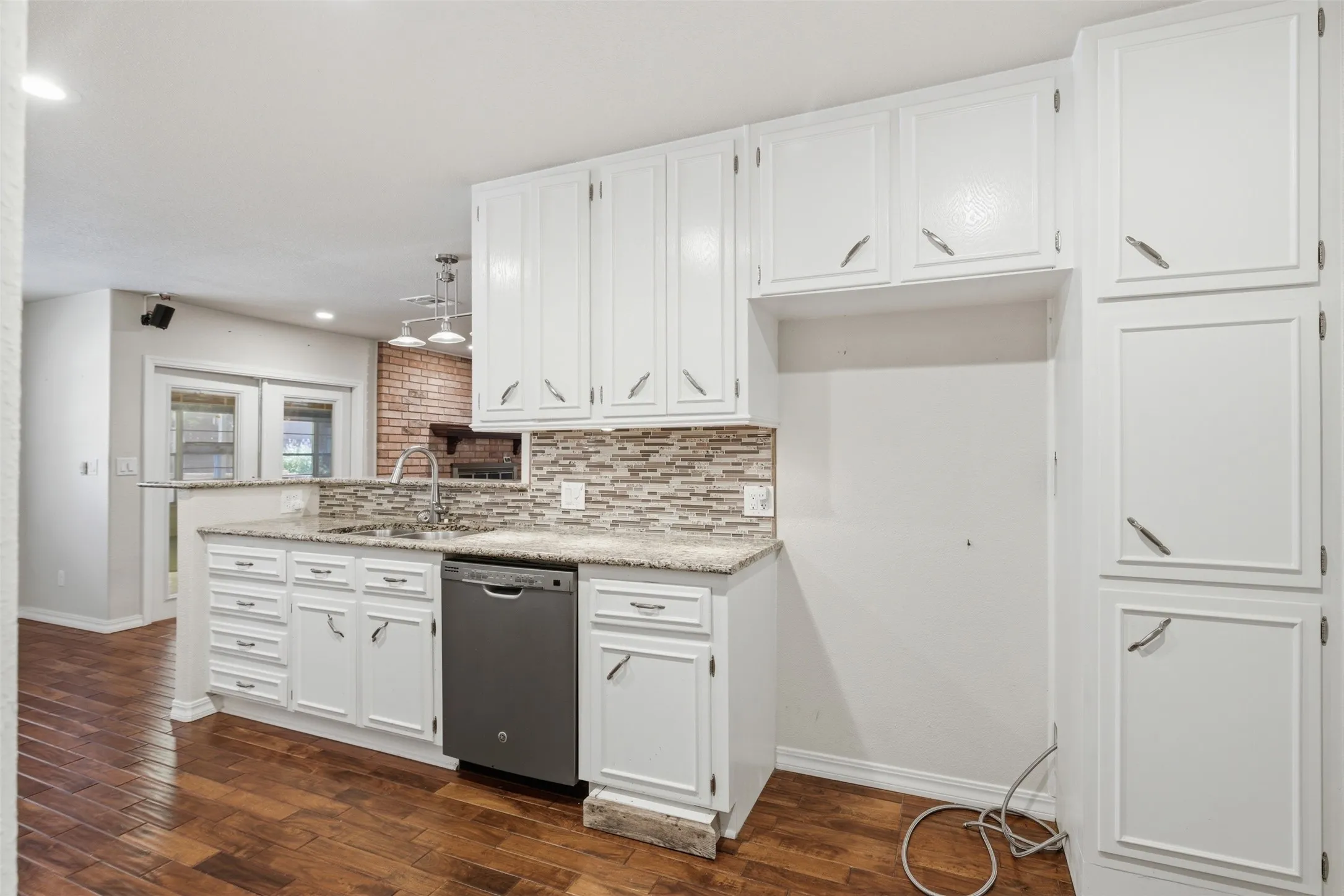 Single Family Residence For Sale in Mc Lennan County , 1209 Southwood Drive, Woodway, Texas 76712, 4 Bedroom, 3 Bathroom, 2 Garage spaces, 2,515 Sqft, built in 1964, mls#21252885, Real Estate Agent in Woodway, Homes For Sale in Mc Lennan county, Homes For Sale in Woodway, Realtor in Woodway Texas, Real Estate Brokerage Independent Realty Texas, Luminita Cordes Realtor