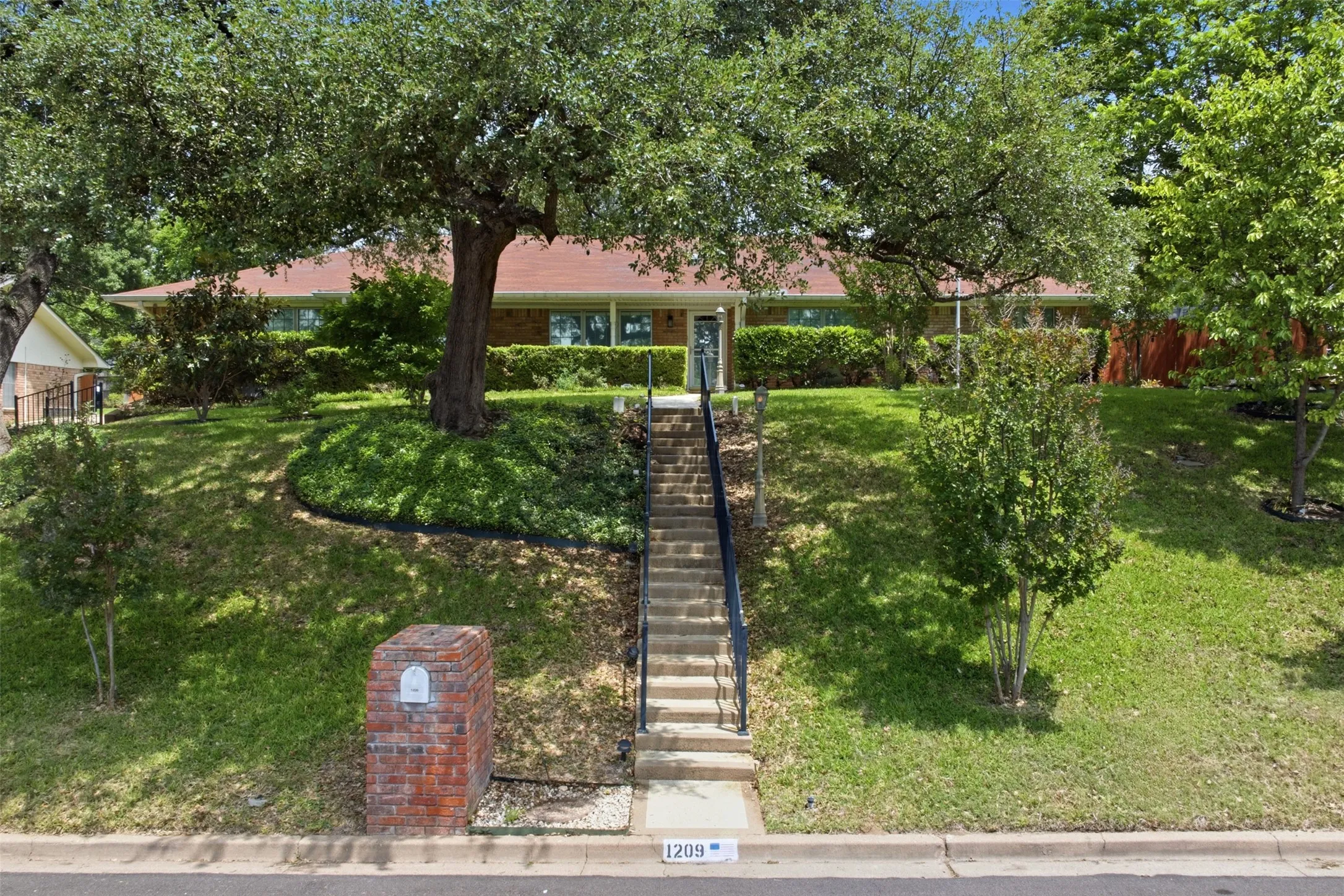 Single Family Residence For Sale in Mc Lennan County , 1209 Southwood Drive, Woodway, Texas 76712, 4 Bedroom, 3 Bathroom, 2 Garage spaces, 2,515 Sqft, built in 1964, mls#21252885, Real Estate Agent in Woodway, Homes For Sale in Mc Lennan county, Homes For Sale in Woodway, Realtor in Woodway Texas, Real Estate Brokerage Independent Realty Texas, Luminita Cordes Realtor