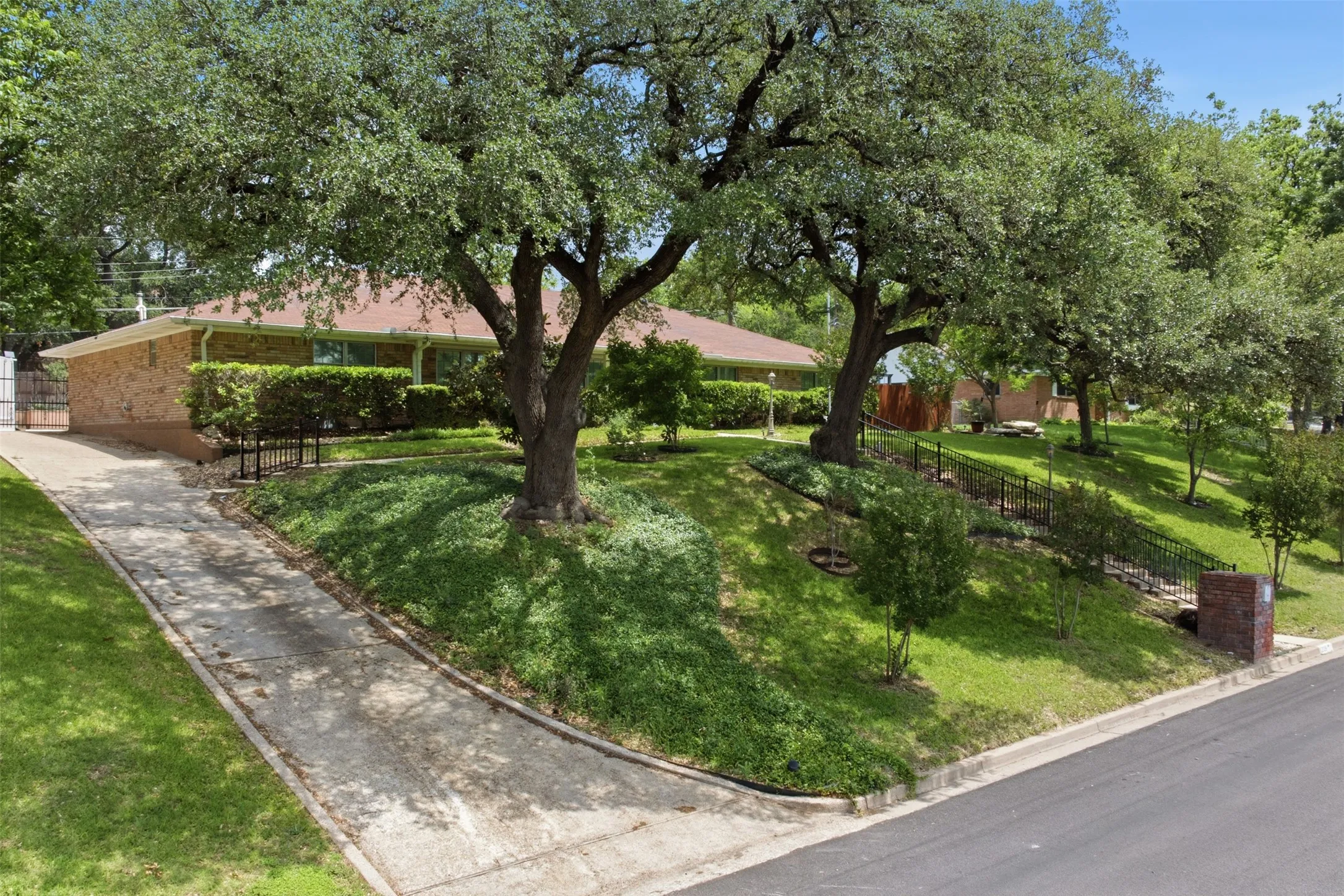 Single Family Residence For Sale in Mc Lennan County , 1209 Southwood Drive, Woodway, Texas 76712, 4 Bedroom, 3 Bathroom, 2 Garage spaces, 2,515 Sqft, built in 1964, mls#21252885, Real Estate Agent in Woodway, Homes For Sale in Mc Lennan county, Homes For Sale in Woodway, Realtor in Woodway Texas, Real Estate Brokerage Independent Realty Texas, Luminita Cordes Realtor
