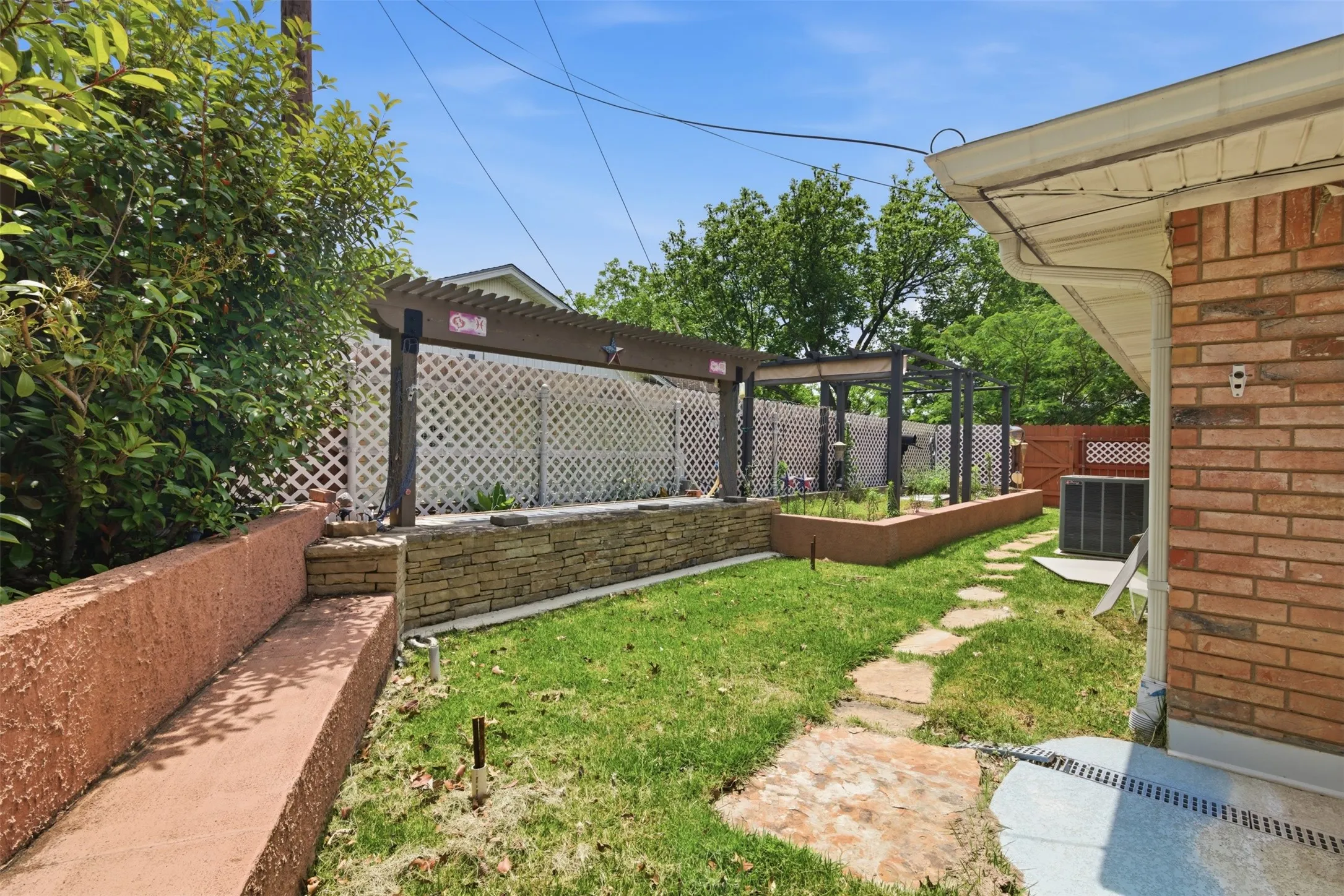 Single Family Residence For Sale in Mc Lennan County , 1209 Southwood Drive, Woodway, Texas 76712, 4 Bedroom, 3 Bathroom, 2 Garage spaces, 2,515 Sqft, built in 1964, mls#21252885, Real Estate Agent in Woodway, Homes For Sale in Mc Lennan county, Homes For Sale in Woodway, Realtor in Woodway Texas, Real Estate Brokerage Independent Realty Texas, Luminita Cordes Realtor