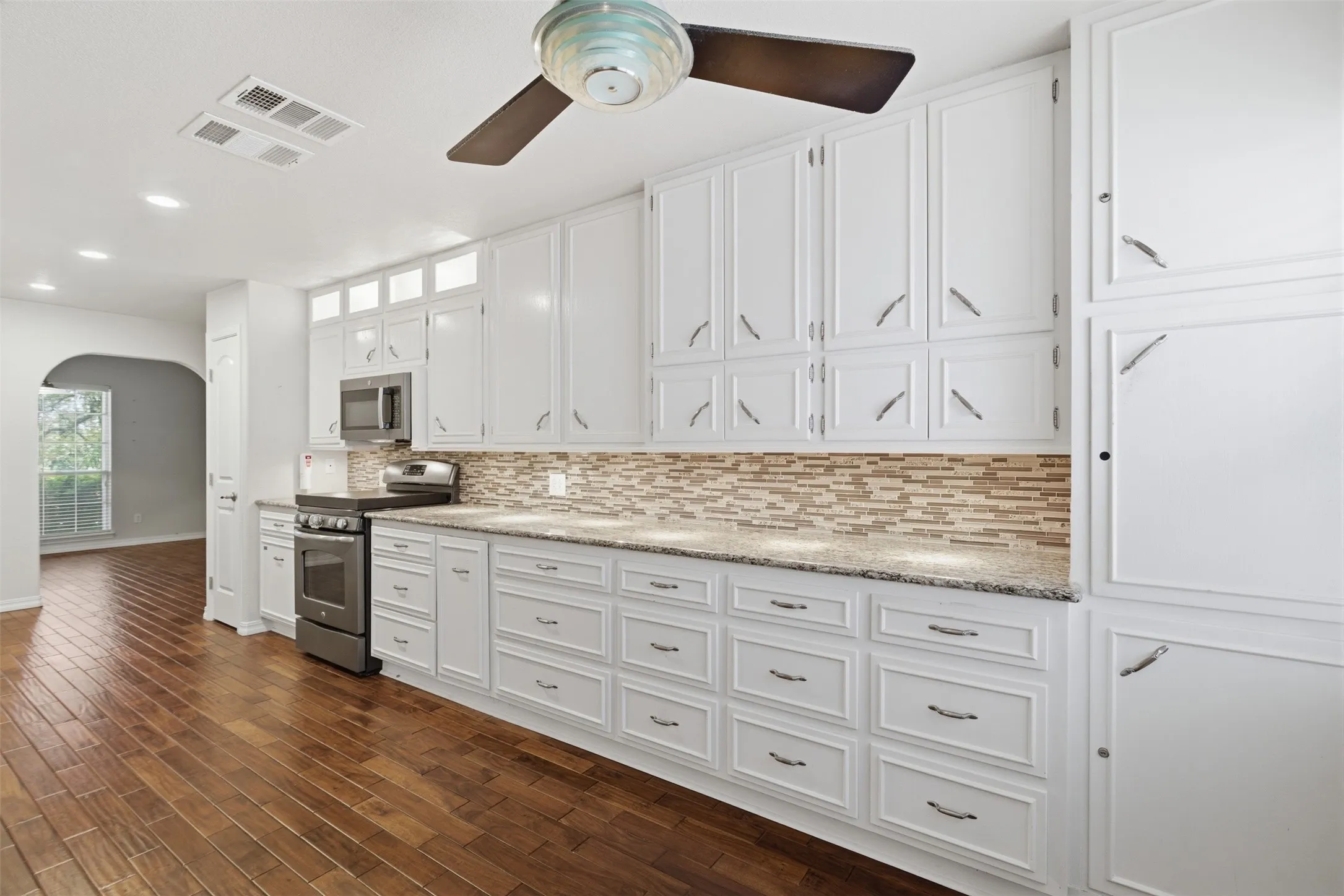 Single Family Residence For Sale in Mc Lennan County , 1209 Southwood Drive, Woodway, Texas 76712, 4 Bedroom, 3 Bathroom, 2 Garage spaces, 2,515 Sqft, built in 1964, mls#21252885, Real Estate Agent in Woodway, Homes For Sale in Mc Lennan county, Homes For Sale in Woodway, Realtor in Woodway Texas, Real Estate Brokerage Independent Realty Texas, Luminita Cordes Realtor