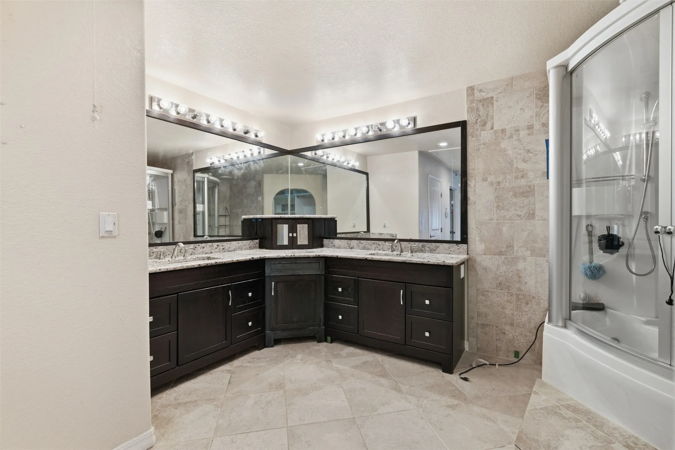 Single Family Residence For Sale in Mc Lennan County , 1209 Southwood Drive, Woodway, Texas 76712, 4 Bedroom, 3 Bathroom, 2 Garage spaces, 2,515 Sqft, built in 1964, mls#21252885, Real Estate Agent in Woodway, Homes For Sale in Mc Lennan county, Homes For Sale in Woodway, Realtor in Woodway Texas, Real Estate Brokerage Independent Realty Texas, Luminita Cordes Realtor