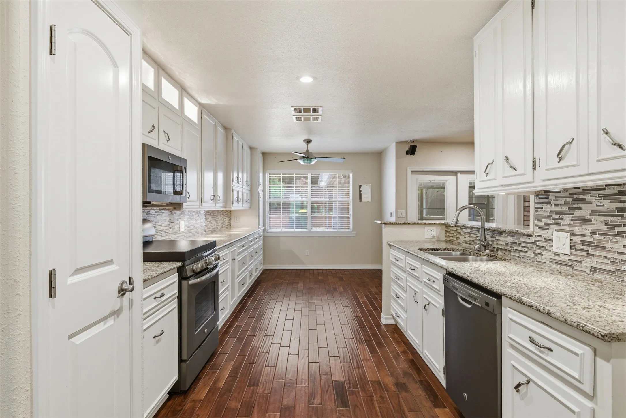 Single Family Residence For Sale in Mc Lennan County , 1209 Southwood Drive, Woodway, Texas 76712, 4 Bedroom, 3 Bathroom, 2 Garage spaces, 2,515 Sqft, built in 1964, mls#21252885, Real Estate Agent in Woodway, Homes For Sale in Mc Lennan county, Homes For Sale in Woodway, Realtor in Woodway Texas, Real Estate Brokerage Independent Realty Texas, Luminita Cordes Realtor