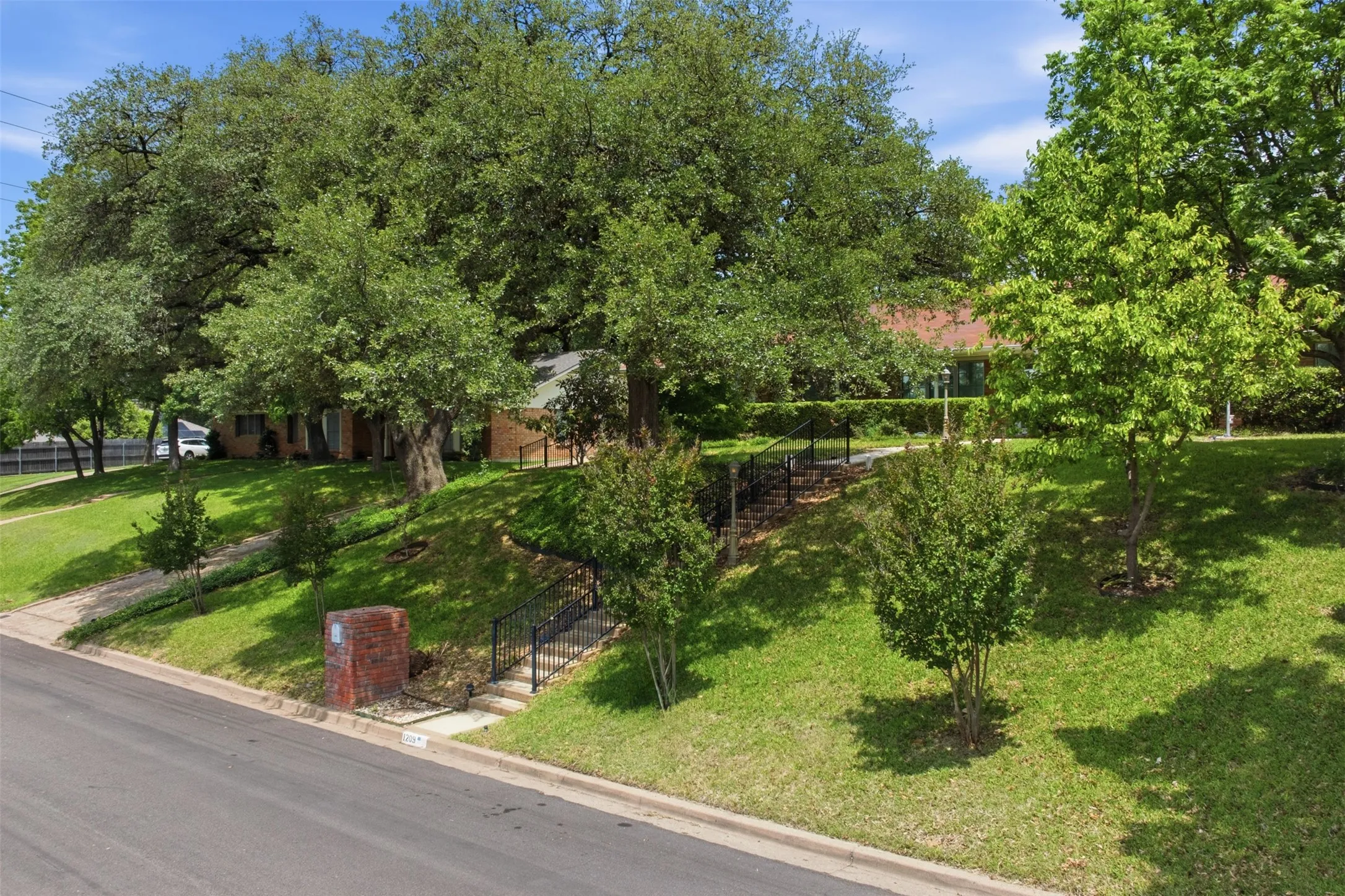 Single Family Residence For Sale in Mc Lennan County , 1209 Southwood Drive, Woodway, Texas 76712, 4 Bedroom, 3 Bathroom, 2 Garage spaces, 2,515 Sqft, built in 1964, mls#21252885, Real Estate Agent in Woodway, Homes For Sale in Mc Lennan county, Homes For Sale in Woodway, Realtor in Woodway Texas, Real Estate Brokerage Independent Realty Texas, Luminita Cordes Realtor
