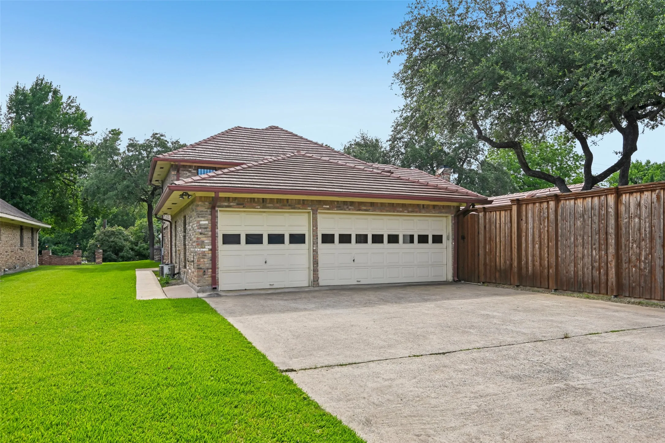 Single Family Residence For Sale in Dallas County , 13216 Hillcrest Road, Dallas, Texas 75240, 7 Bedroom, 7 Bathroom, 3 Garage spaces, 4,425 Sqft, built in 1981, mls#21248675, Real Estate Agent in Dallas, Homes For Sale in Dallas county, Homes For Sale in Dallas, Realtor in Dallas Texas, Real Estate Brokerage Independent Realty Texas, Luminita Cordes Realtor