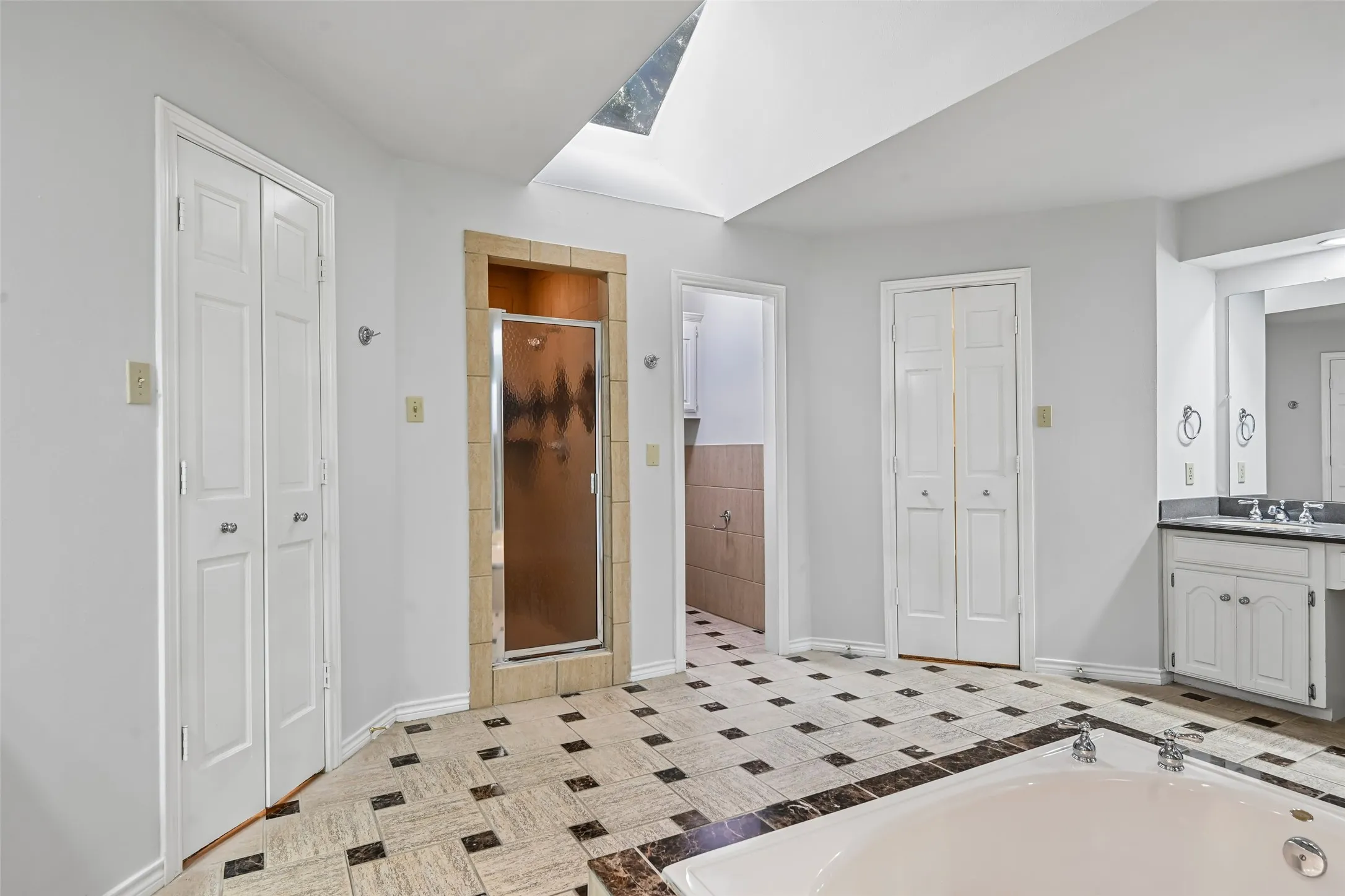 Single Family Residence For Sale in Dallas County , 13216 Hillcrest Road, Dallas, Texas 75240, 7 Bedroom, 7 Bathroom, 3 Garage spaces, 4,425 Sqft, built in 1981, mls#21248675, Real Estate Agent in Dallas, Homes For Sale in Dallas county, Homes For Sale in Dallas, Realtor in Dallas Texas, Real Estate Brokerage Independent Realty Texas, Luminita Cordes Realtor