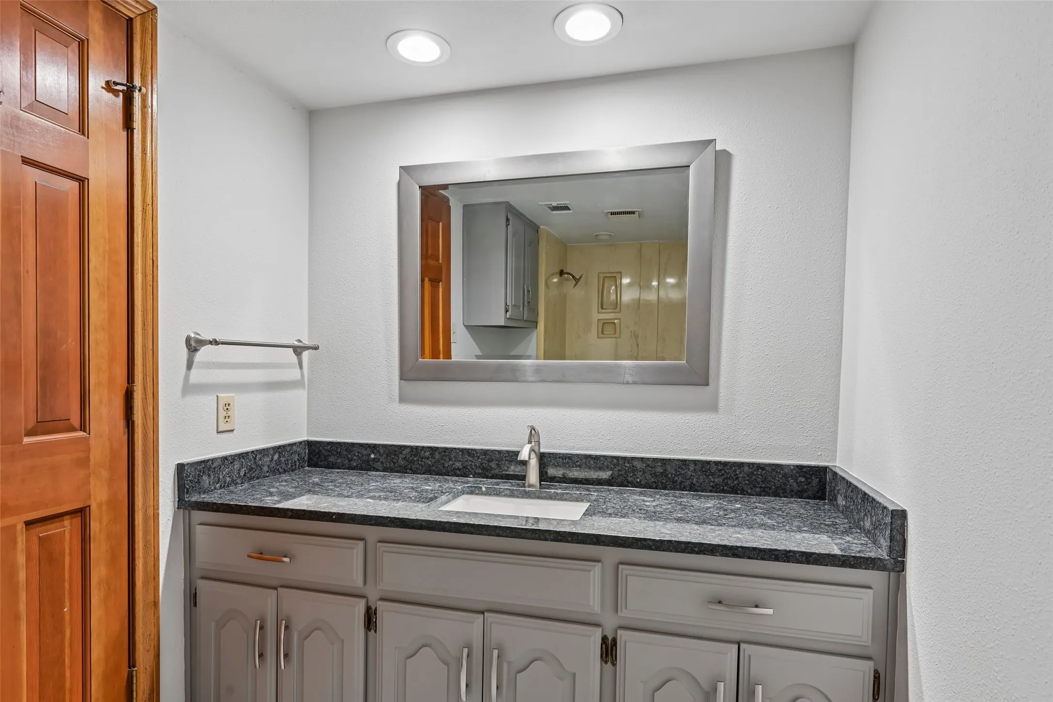 Single Family Residence For Sale in Dallas County , 13216 Hillcrest Road, Dallas, Texas 75240, 7 Bedroom, 7 Bathroom, 3 Garage spaces, 4,425 Sqft, built in 1981, mls#21248675, Real Estate Agent in Dallas, Homes For Sale in Dallas county, Homes For Sale in Dallas, Realtor in Dallas Texas, Real Estate Brokerage Independent Realty Texas, Luminita Cordes Realtor