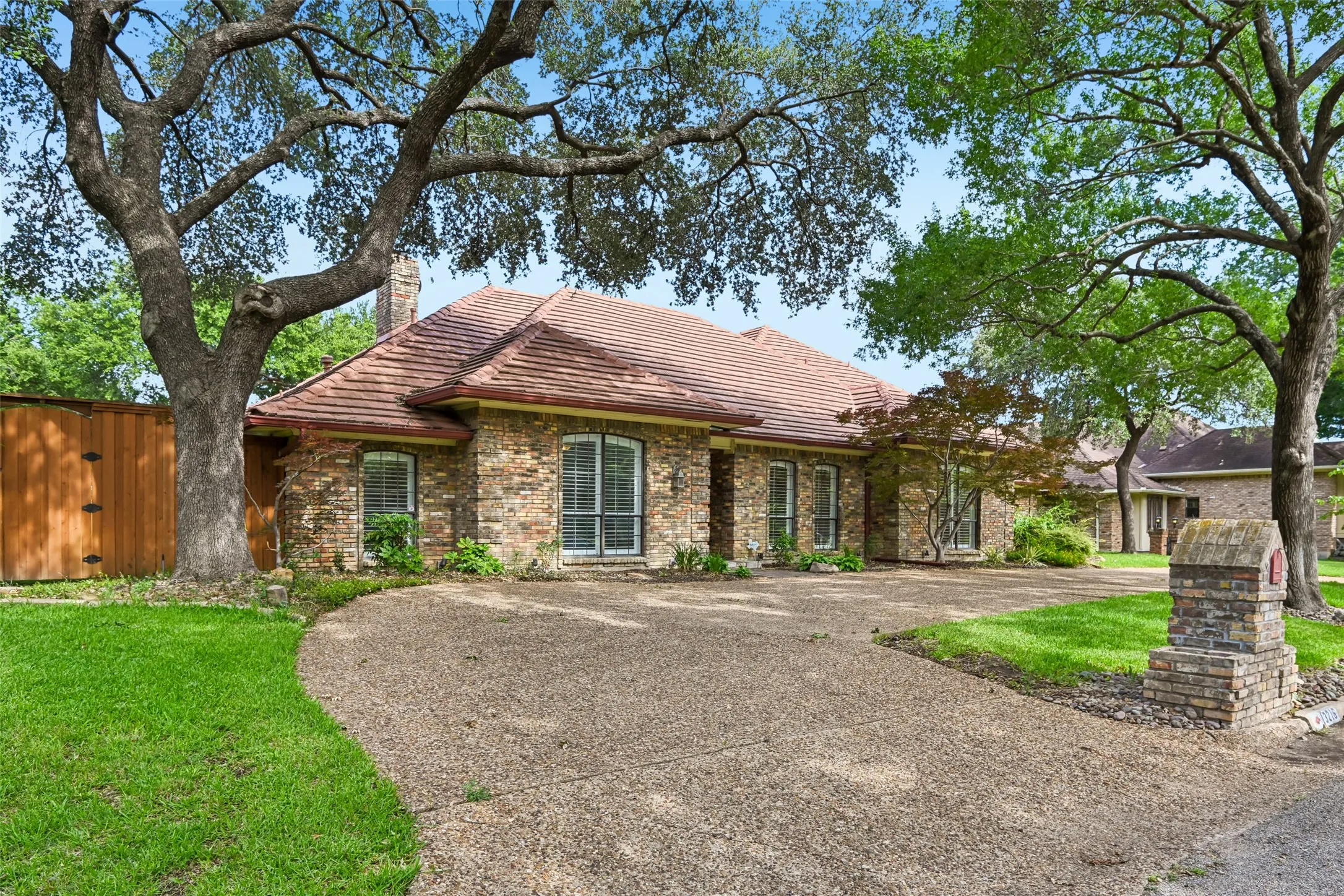 Single Family Residence For Sale in Dallas County , 13216 Hillcrest Road, Dallas, Texas 75240, 7 Bedroom, 7 Bathroom, 3 Garage spaces, 4,425 Sqft, built in 1981, mls#21248675, Real Estate Agent in Dallas, Homes For Sale in Dallas county, Homes For Sale in Dallas, Realtor in Dallas Texas, Real Estate Brokerage Independent Realty Texas, Luminita Cordes Realtor
