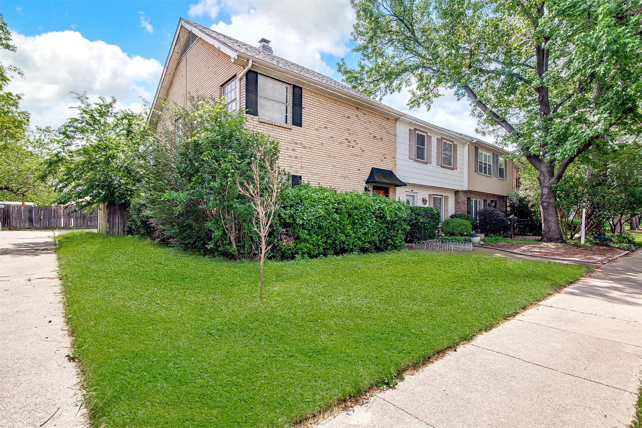 Townhouse For Sale in Tarrant County , 601 St Charles Drive, Arlington, Texas 76013, 2 Bedroom, 3 Bathroom, Garage spaces, 1,320 Sqft, built in 1974, Preowned, mls#21253457, Real Estate Agent in Arlington, Homes For Sale in Tarrant county, Homes For Sale in Arlington, Realtor in Arlington Texas, Real Estate Brokerage Independent Realty Texas, Luminita Cordes Realtor