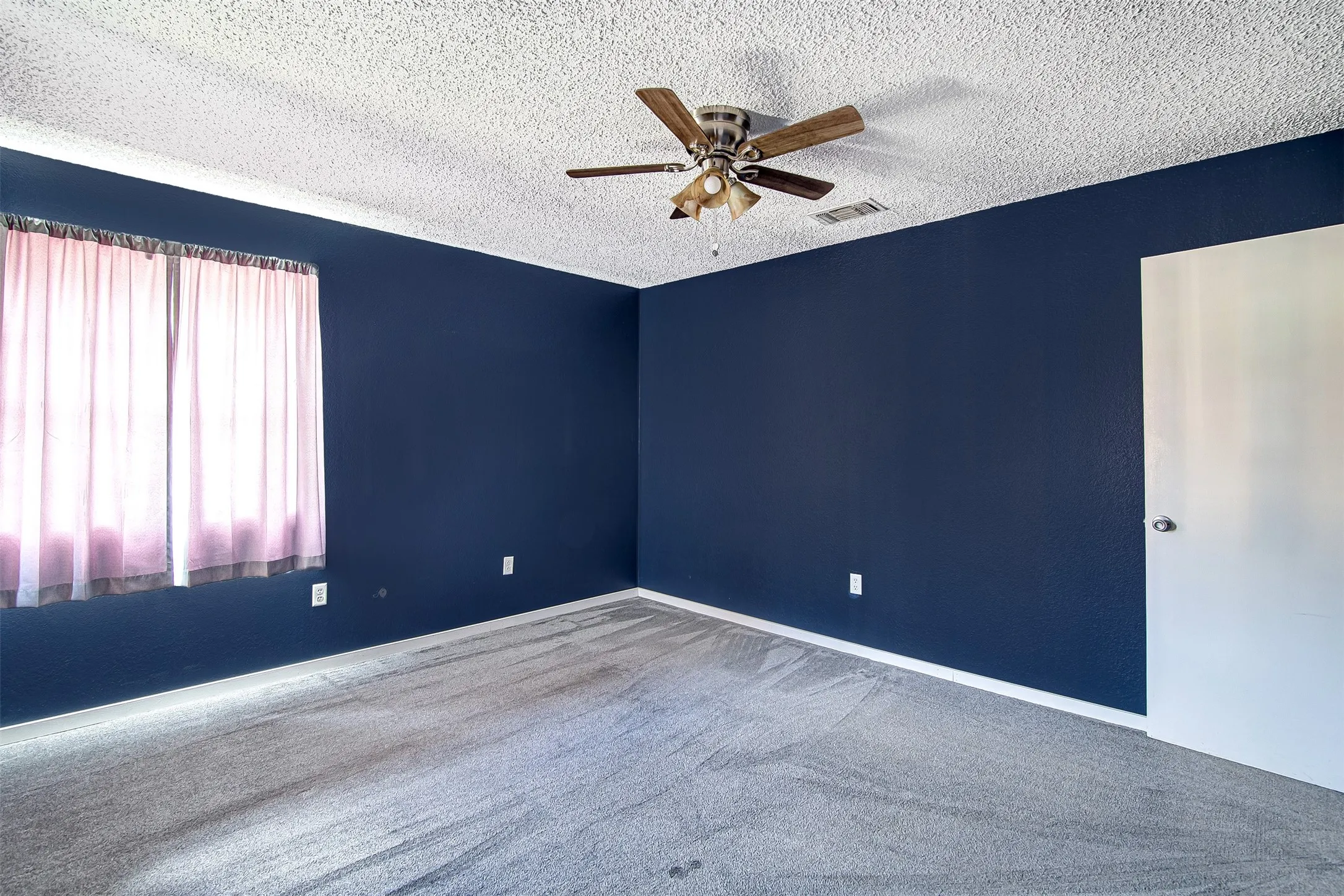 Townhouse For Sale in Tarrant County , 601 St Charles Drive, Arlington, Texas 76013, 2 Bedroom, 3 Bathroom, Garage spaces, 1,320 Sqft, built in 1974, Preowned, mls#21253457, Real Estate Agent in Arlington, Homes For Sale in Tarrant county, Homes For Sale in Arlington, Realtor in Arlington Texas, Real Estate Brokerage Independent Realty Texas, Luminita Cordes Realtor