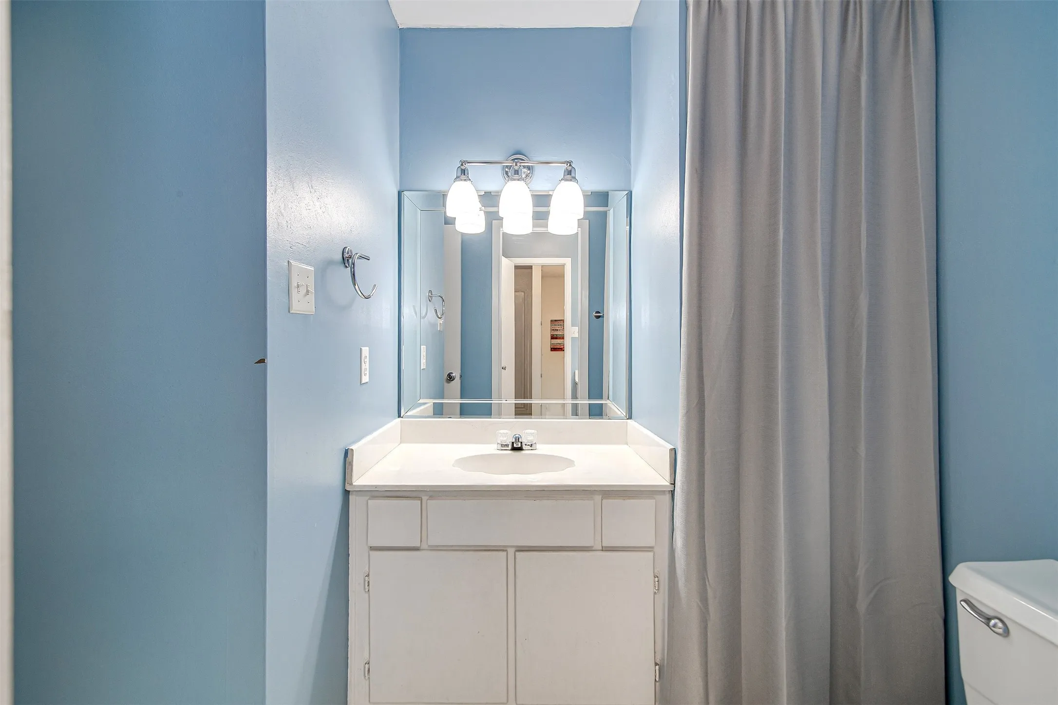 Townhouse For Sale in Tarrant County , 601 St Charles Drive, Arlington, Texas 76013, 2 Bedroom, 3 Bathroom, Garage spaces, 1,320 Sqft, built in 1974, Preowned, mls#21253457, Real Estate Agent in Arlington, Homes For Sale in Tarrant county, Homes For Sale in Arlington, Realtor in Arlington Texas, Real Estate Brokerage Independent Realty Texas, Luminita Cordes Realtor