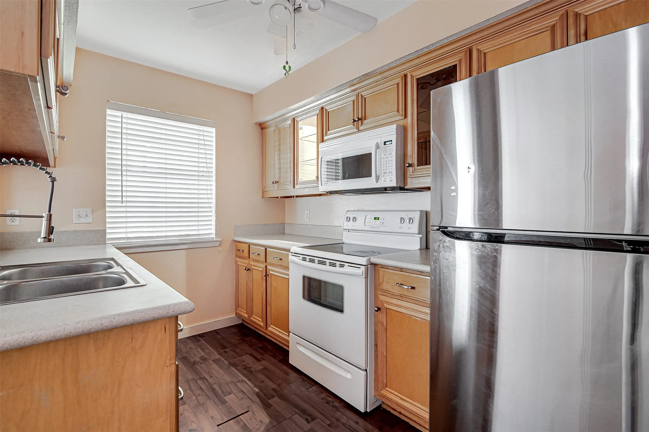 Townhouse For Sale in Tarrant County , 601 St Charles Drive, Arlington, Texas 76013, 2 Bedroom, 3 Bathroom, Garage spaces, 1,320 Sqft, built in 1974, Preowned, mls#21253457, Real Estate Agent in Arlington, Homes For Sale in Tarrant county, Homes For Sale in Arlington, Realtor in Arlington Texas, Real Estate Brokerage Independent Realty Texas, Luminita Cordes Realtor