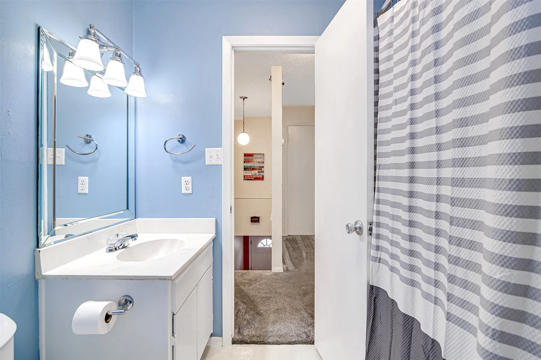 Townhouse For Sale in Tarrant County , 601 St Charles Drive, Arlington, Texas 76013, 2 Bedroom, 3 Bathroom, Garage spaces, 1,320 Sqft, built in 1974, Preowned, mls#21253457, Real Estate Agent in Arlington, Homes For Sale in Tarrant county, Homes For Sale in Arlington, Realtor in Arlington Texas, Real Estate Brokerage Independent Realty Texas, Luminita Cordes Realtor
