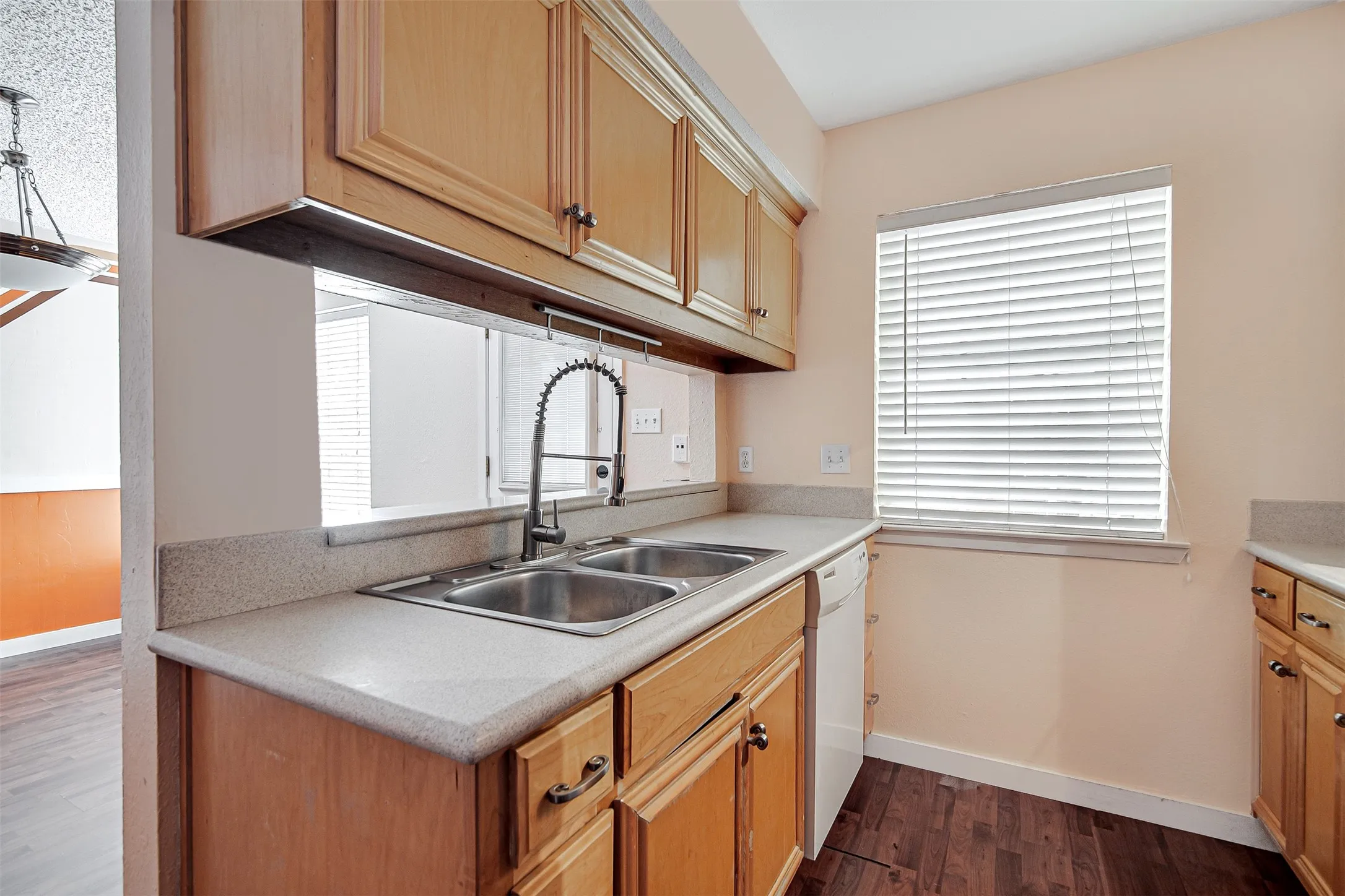 Townhouse For Sale in Tarrant County , 601 St Charles Drive, Arlington, Texas 76013, 2 Bedroom, 3 Bathroom, Garage spaces, 1,320 Sqft, built in 1974, Preowned, mls#21253457, Real Estate Agent in Arlington, Homes For Sale in Tarrant county, Homes For Sale in Arlington, Realtor in Arlington Texas, Real Estate Brokerage Independent Realty Texas, Luminita Cordes Realtor