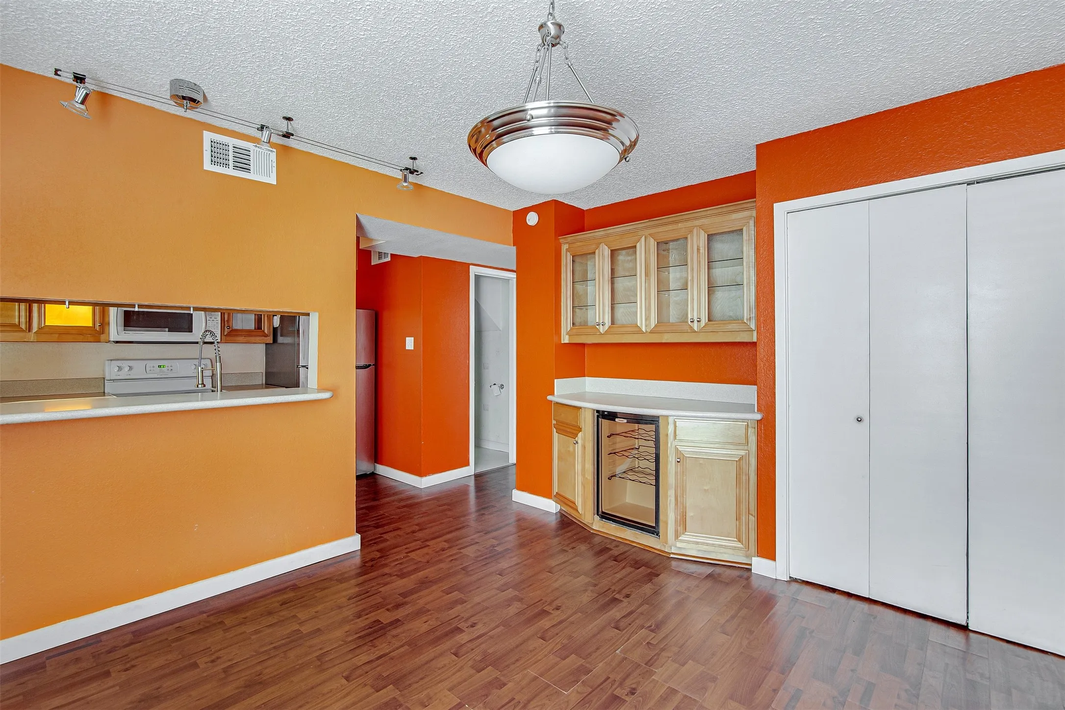 Townhouse For Sale in Tarrant County , 601 St Charles Drive, Arlington, Texas 76013, 2 Bedroom, 3 Bathroom, Garage spaces, 1,320 Sqft, built in 1974, Preowned, mls#21253457, Real Estate Agent in Arlington, Homes For Sale in Tarrant county, Homes For Sale in Arlington, Realtor in Arlington Texas, Real Estate Brokerage Independent Realty Texas, Luminita Cordes Realtor