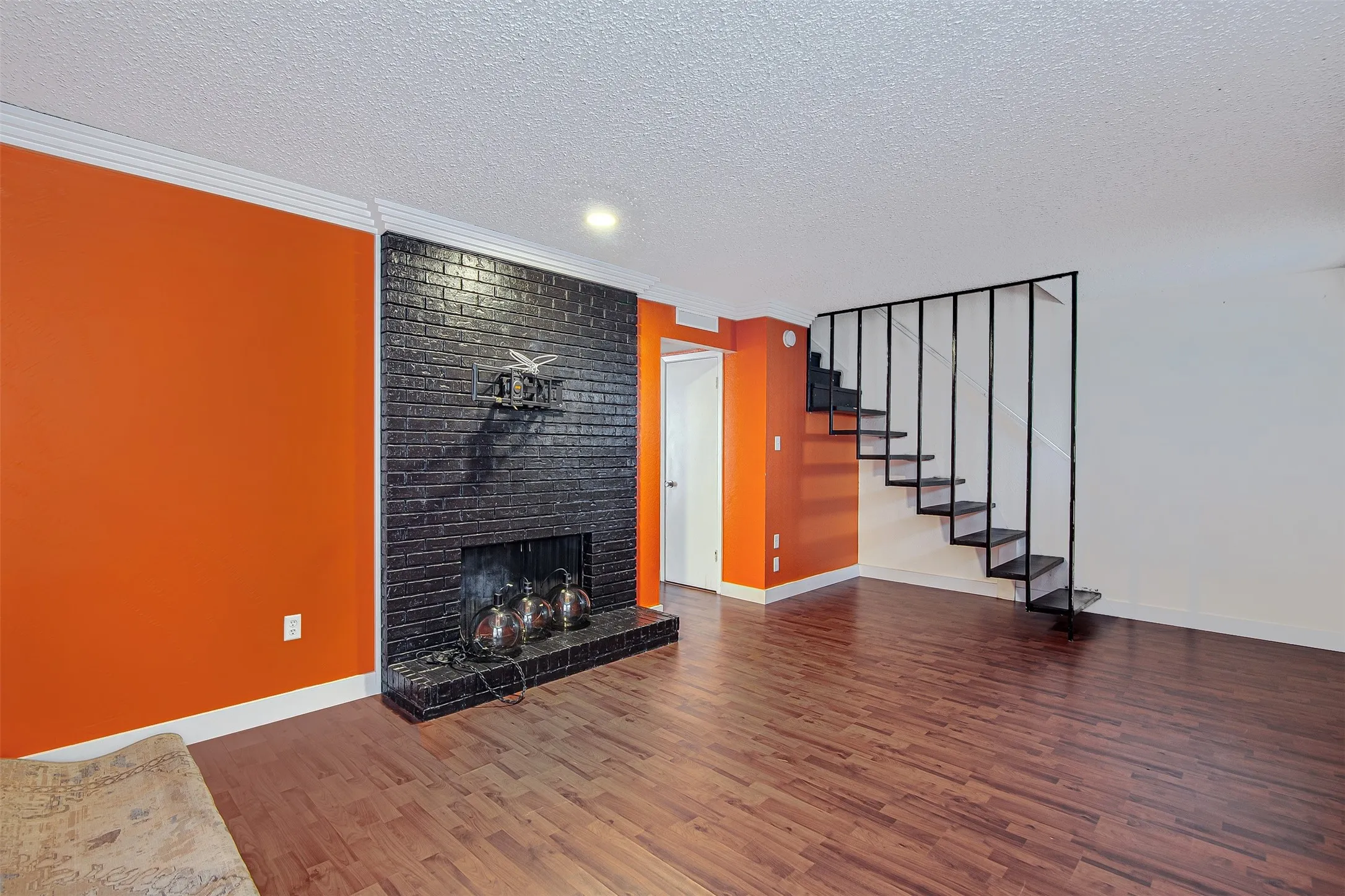 Townhouse For Sale in Tarrant County , 601 St Charles Drive, Arlington, Texas 76013, 2 Bedroom, 3 Bathroom, Garage spaces, 1,320 Sqft, built in 1974, Preowned, mls#21253457, Real Estate Agent in Arlington, Homes For Sale in Tarrant county, Homes For Sale in Arlington, Realtor in Arlington Texas, Real Estate Brokerage Independent Realty Texas, Luminita Cordes Realtor