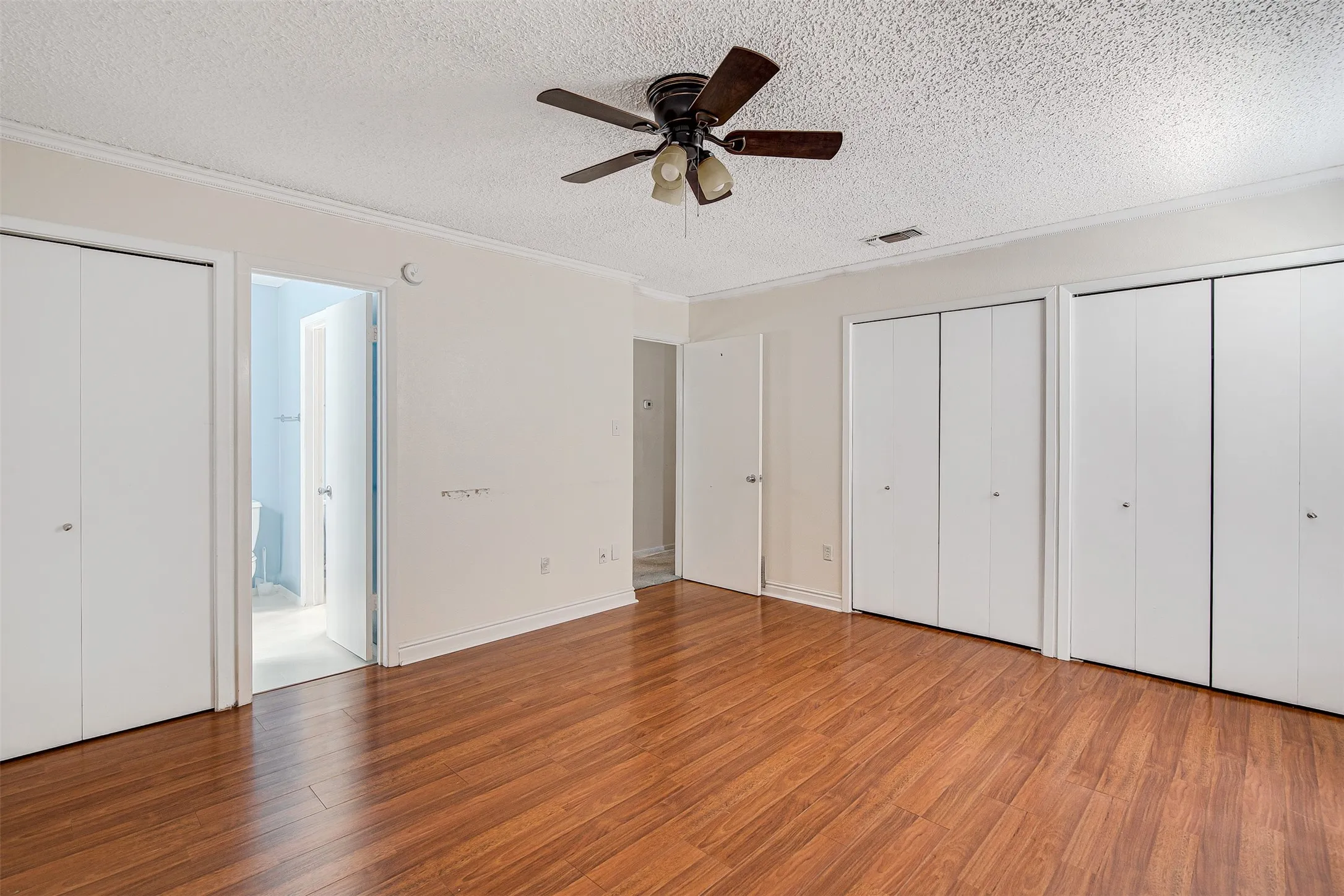 Townhouse For Sale in Tarrant County , 601 St Charles Drive, Arlington, Texas 76013, 2 Bedroom, 3 Bathroom, Garage spaces, 1,320 Sqft, built in 1974, Preowned, mls#21253457, Real Estate Agent in Arlington, Homes For Sale in Tarrant county, Homes For Sale in Arlington, Realtor in Arlington Texas, Real Estate Brokerage Independent Realty Texas, Luminita Cordes Realtor