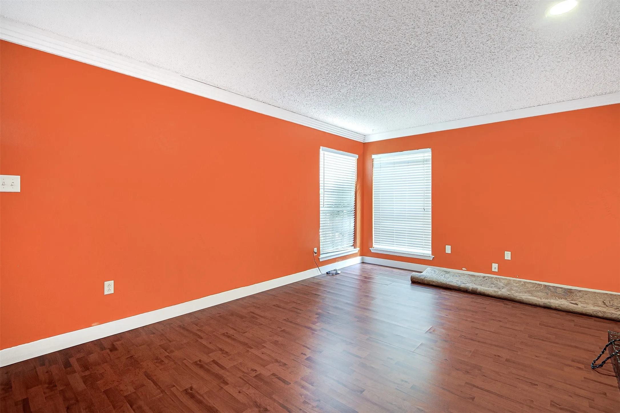 Townhouse For Sale in Tarrant County , 601 St Charles Drive, Arlington, Texas 76013, 2 Bedroom, 3 Bathroom, Garage spaces, 1,320 Sqft, built in 1974, Preowned, mls#21253457, Real Estate Agent in Arlington, Homes For Sale in Tarrant county, Homes For Sale in Arlington, Realtor in Arlington Texas, Real Estate Brokerage Independent Realty Texas, Luminita Cordes Realtor