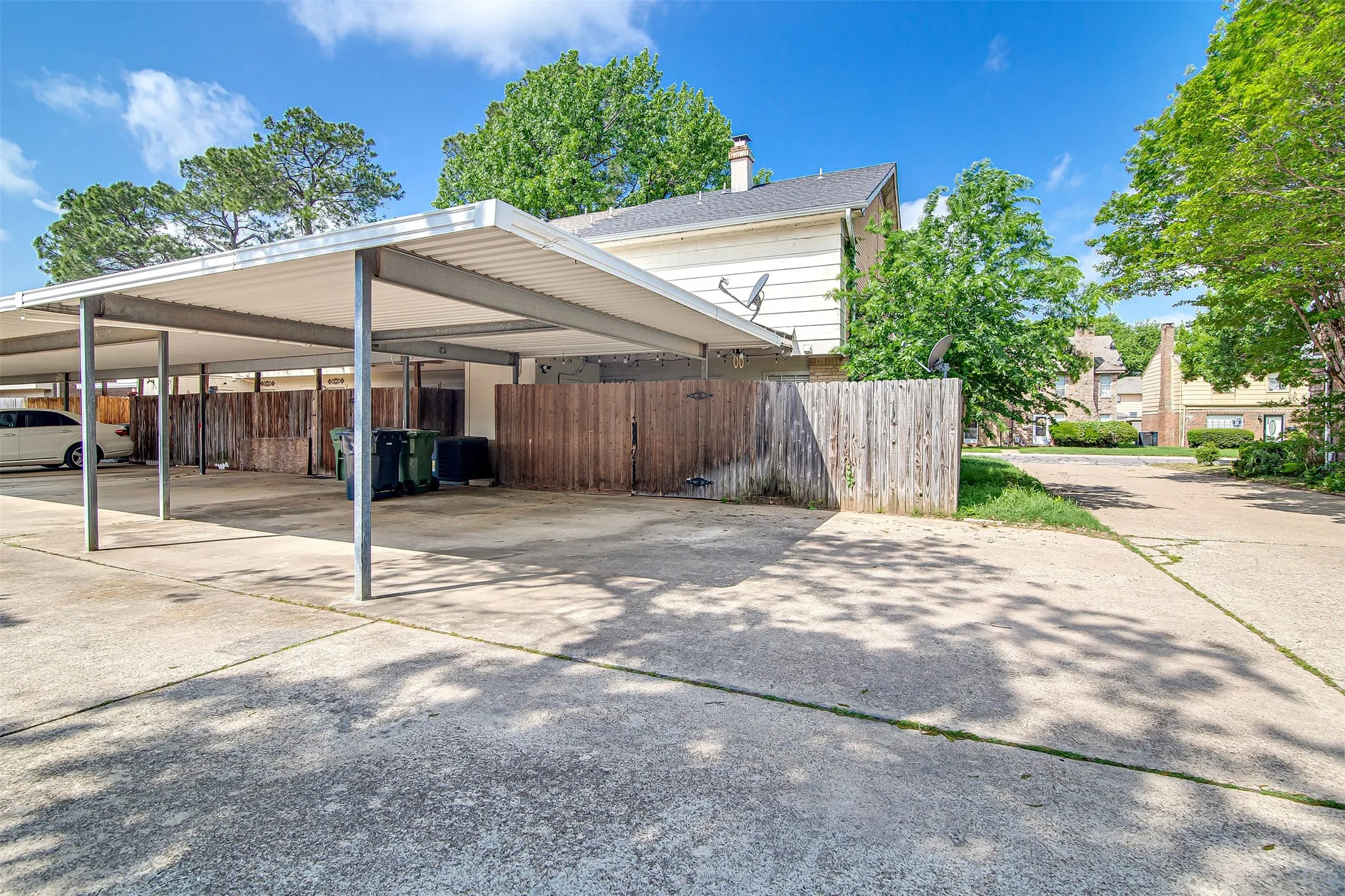 Townhouse For Sale in Tarrant County , 601 St Charles Drive, Arlington, Texas 76013, 2 Bedroom, 3 Bathroom, Garage spaces, 1,320 Sqft, built in 1974, Preowned, mls#21253457, Real Estate Agent in Arlington, Homes For Sale in Tarrant county, Homes For Sale in Arlington, Realtor in Arlington Texas, Real Estate Brokerage Independent Realty Texas, Luminita Cordes Realtor