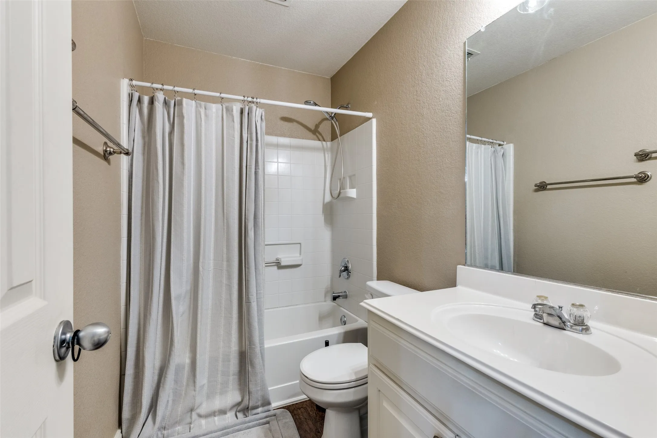 Single Family Residence For Sale in Tarrant County , 13729 Village Vista Drive, Fort Worth, Texas 76052, 3 Bedrooms, 2 Bathrooms, 2 Garage spaces, 1,868 Sqft, built in 2005, Price $324,900, mls#21254510, Real Estate Agent in Fort Worth, Homes For Sale in Tarrant county, Homes For Sale in Fort Worth, Realtor in Fort Worth Texas, Real Estate Brokerage Independent Realty Texas, Luminita Cordes Realtor