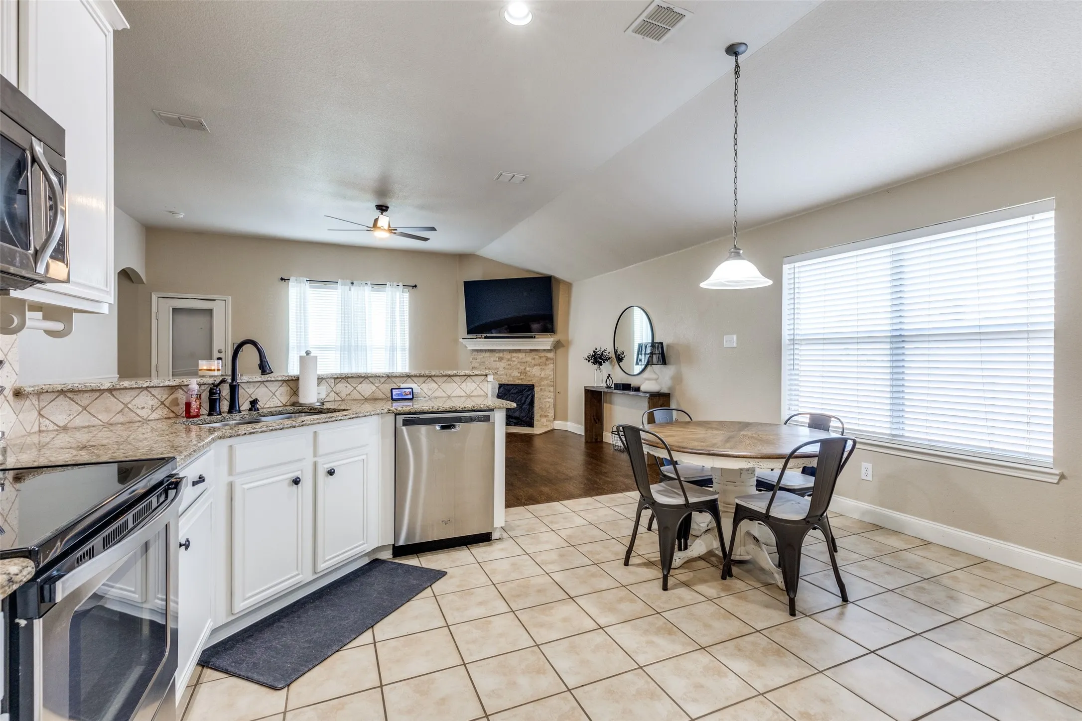 Single Family Residence For Sale in Tarrant County , 13729 Village Vista Drive, Fort Worth, Texas 76052, 3 Bedrooms, 2 Bathrooms, 2 Garage spaces, 1,868 Sqft, built in 2005, Price $324,900, mls#21254510, Real Estate Agent in Fort Worth, Homes For Sale in Tarrant county, Homes For Sale in Fort Worth, Realtor in Fort Worth Texas, Real Estate Brokerage Independent Realty Texas, Luminita Cordes Realtor