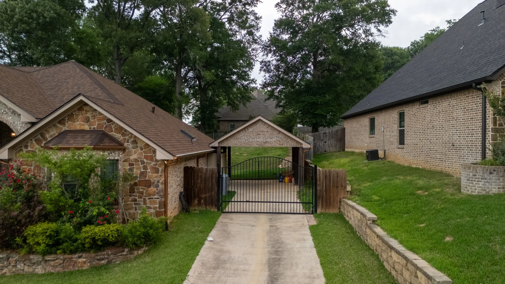 Single Family Residence For Sale in Smith County , 12360 Southhaven, Flint, Texas 75762, 3 Bedroom, 2 Bathroom, 2 Garage spaces, 2,876 Sqft, built in 2008, mls#21254070, Real Estate Agent in Flint, Homes For Sale in Smith county, Homes For Sale in Flint, Realtor in Flint Texas, Real Estate Brokerage Independent Realty Texas, Luminita Cordes Realtor