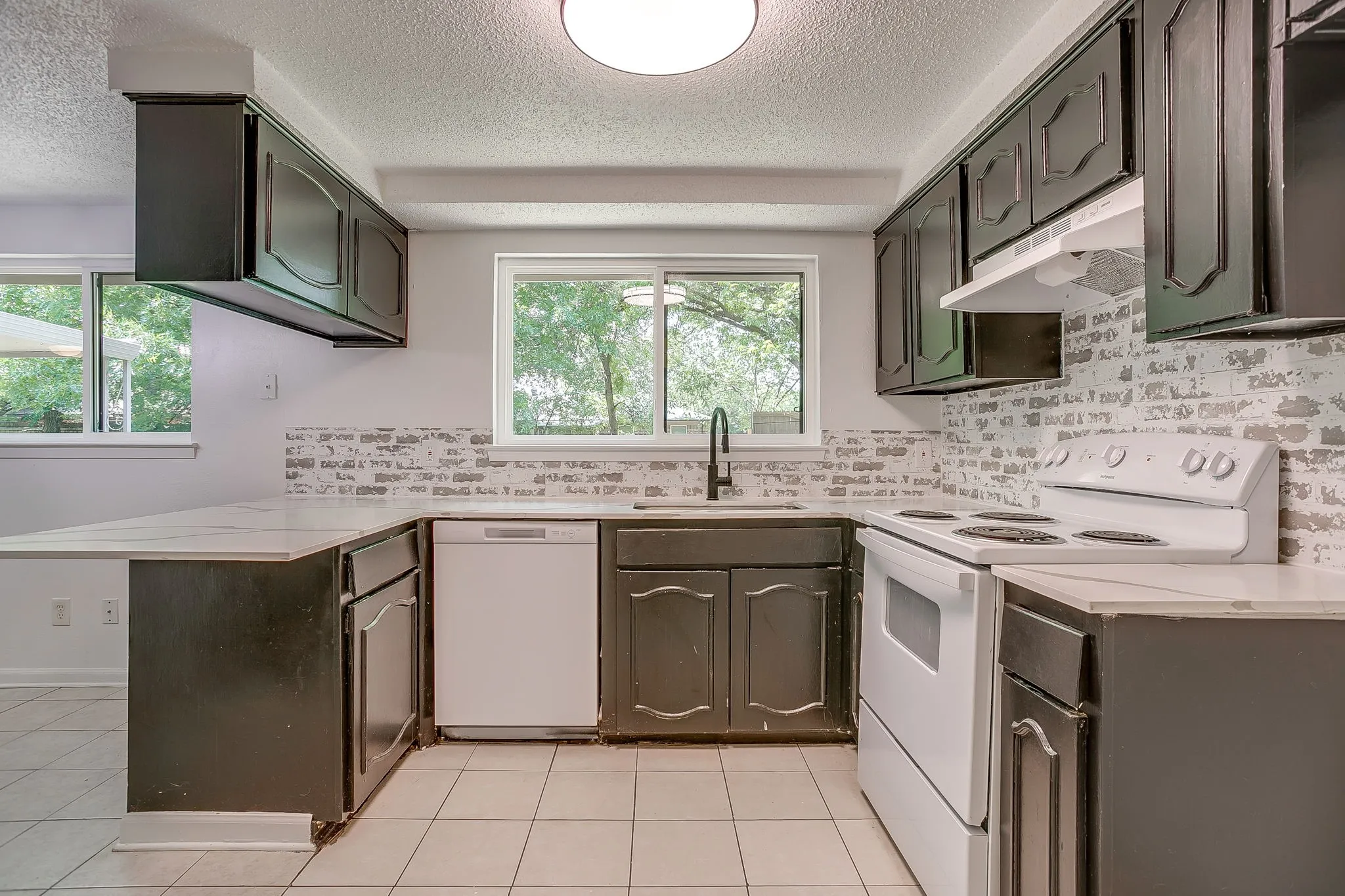 Single Family Residence For Sale in Tarrant County , 113 Quail Creek Drive, Crowley, Texas 76036, 3 Bedroom, 2 Bathroom, 2 Garage spaces, 1,686 Sqft, built in 1971, Preowned, mls#21246722, Real Estate Agent in Crowley, Homes For Sale in Tarrant county, Homes For Sale in Crowley, Realtor in Crowley Texas, Real Estate Brokerage Independent Realty Texas, Luminita Cordes Realtor