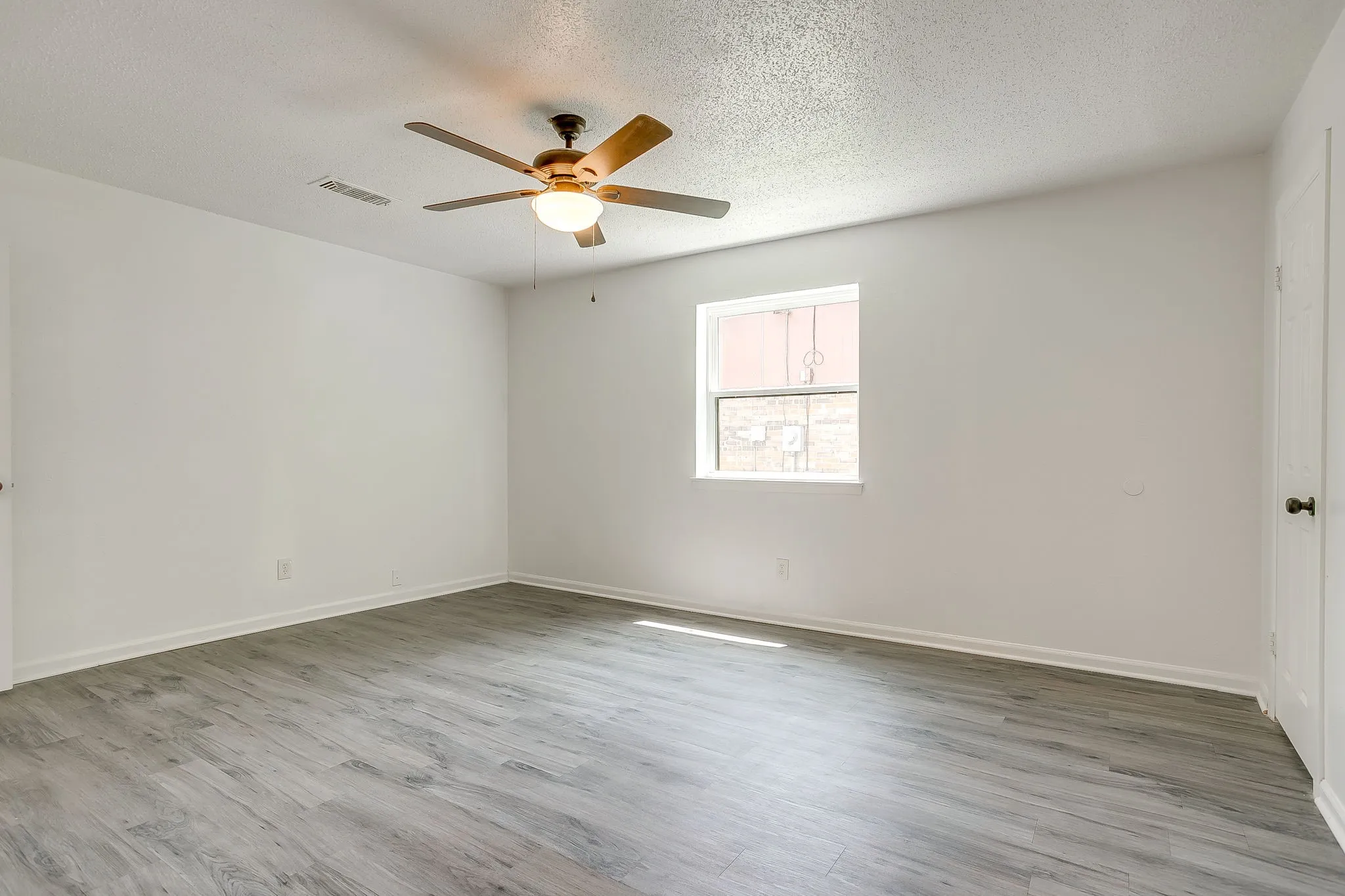 Single Family Residence For Sale in Tarrant County , 113 Quail Creek Drive, Crowley, Texas 76036, 3 Bedroom, 2 Bathroom, 2 Garage spaces, 1,686 Sqft, built in 1971, Preowned, mls#21246722, Real Estate Agent in Crowley, Homes For Sale in Tarrant county, Homes For Sale in Crowley, Realtor in Crowley Texas, Real Estate Brokerage Independent Realty Texas, Luminita Cordes Realtor