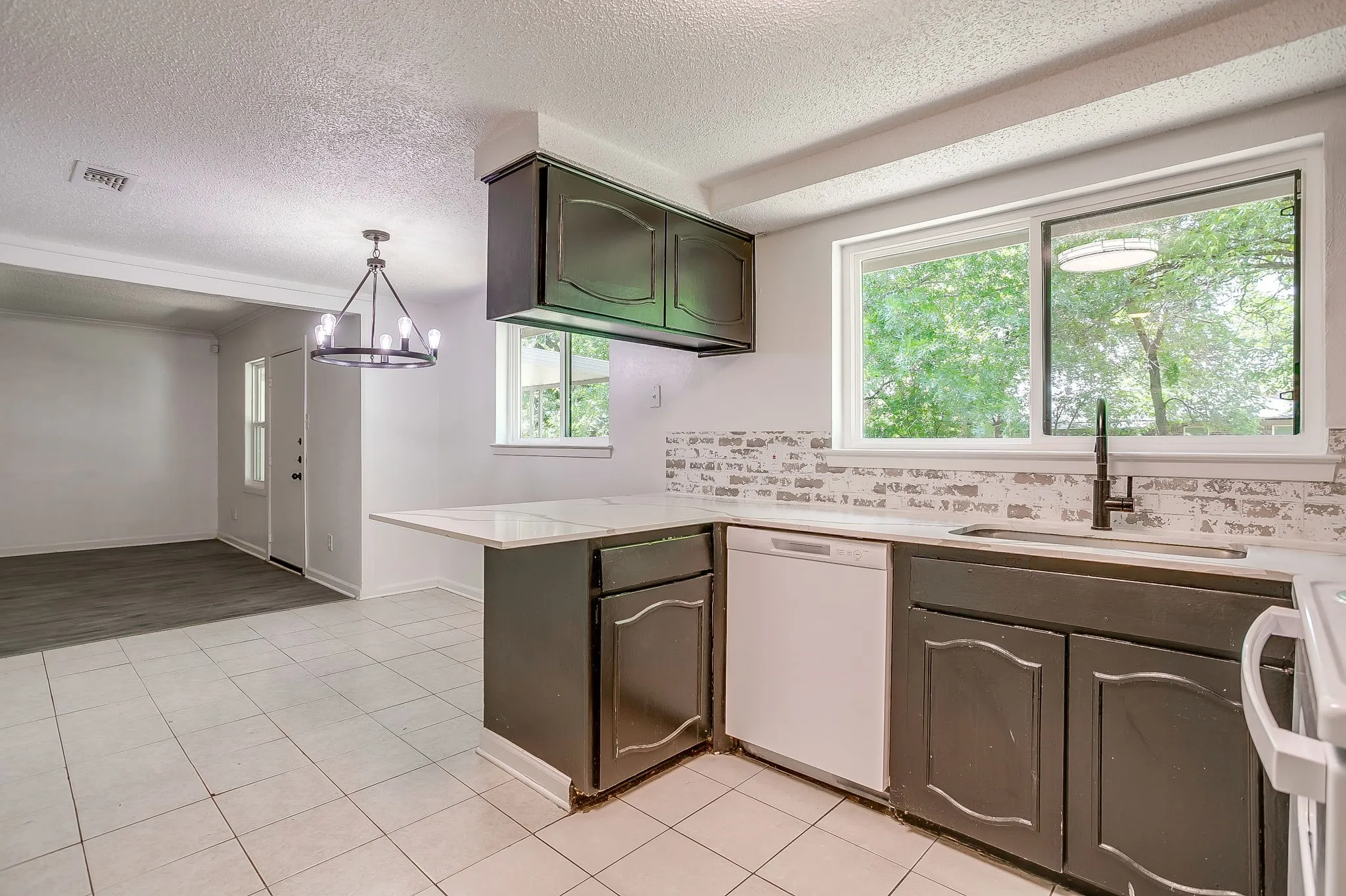 Single Family Residence For Sale in Tarrant County , 113 Quail Creek Drive, Crowley, Texas 76036, 3 Bedroom, 2 Bathroom, 2 Garage spaces, 1,686 Sqft, built in 1971, Preowned, mls#21246722, Real Estate Agent in Crowley, Homes For Sale in Tarrant county, Homes For Sale in Crowley, Realtor in Crowley Texas, Real Estate Brokerage Independent Realty Texas, Luminita Cordes Realtor