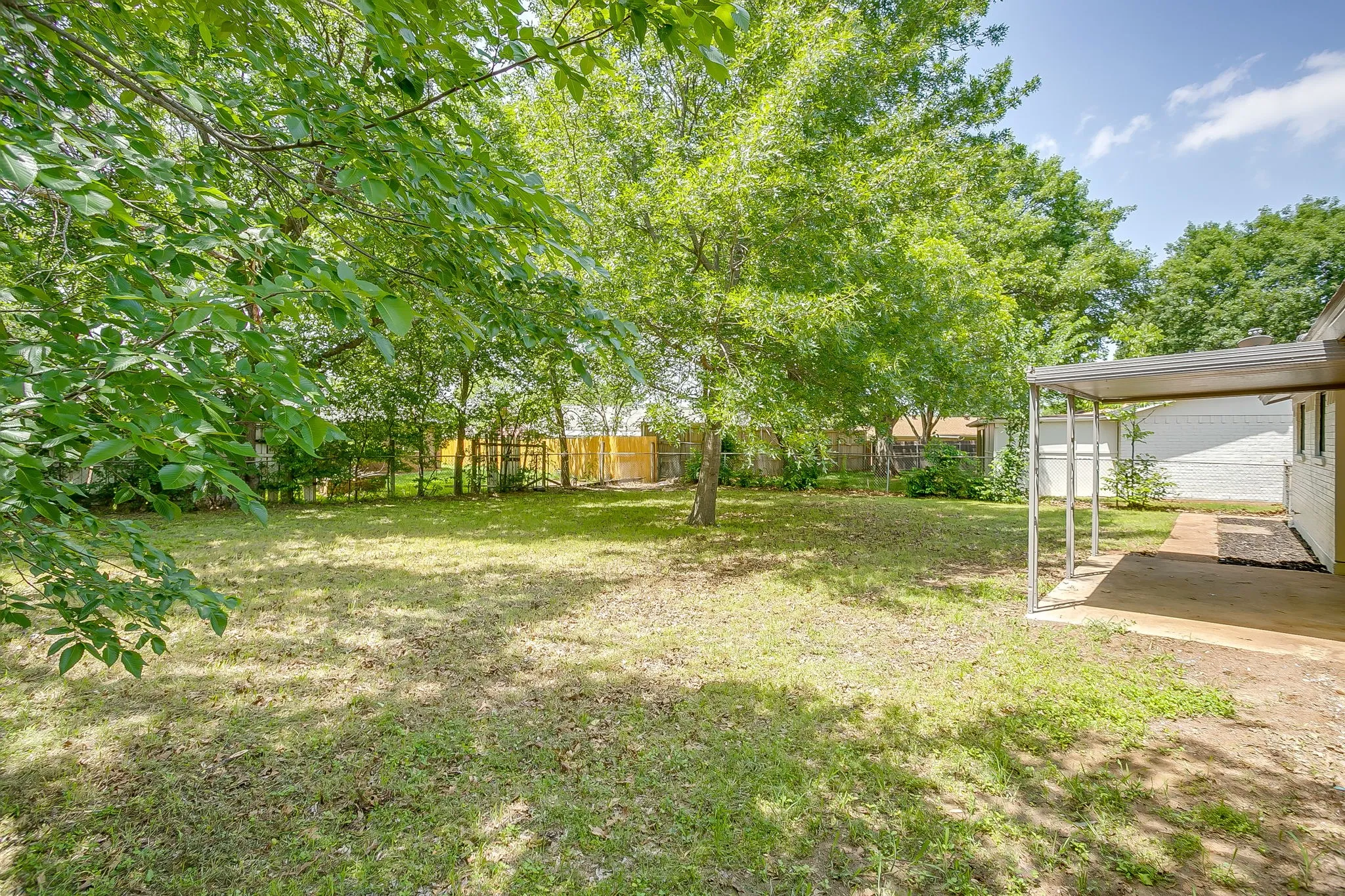 Single Family Residence For Sale in Tarrant County , 113 Quail Creek Drive, Crowley, Texas 76036, 3 Bedroom, 2 Bathroom, 2 Garage spaces, 1,686 Sqft, built in 1971, Preowned, mls#21246722, Real Estate Agent in Crowley, Homes For Sale in Tarrant county, Homes For Sale in Crowley, Realtor in Crowley Texas, Real Estate Brokerage Independent Realty Texas, Luminita Cordes Realtor