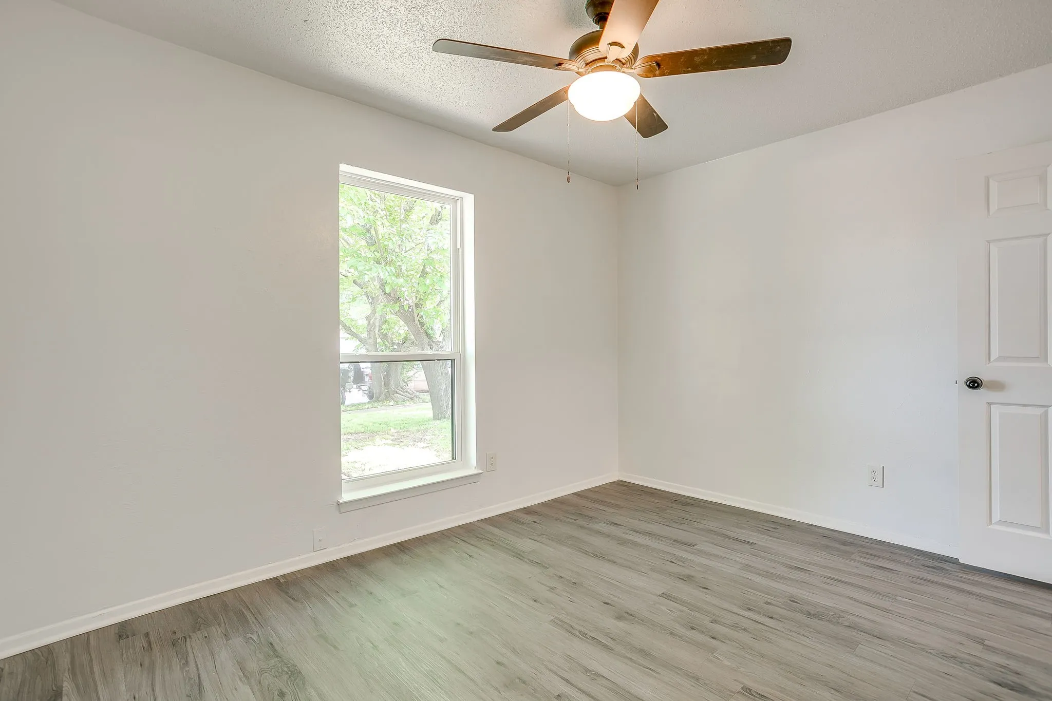 Single Family Residence For Sale in Tarrant County , 113 Quail Creek Drive, Crowley, Texas 76036, 3 Bedroom, 2 Bathroom, 2 Garage spaces, 1,686 Sqft, built in 1971, Preowned, mls#21246722, Real Estate Agent in Crowley, Homes For Sale in Tarrant county, Homes For Sale in Crowley, Realtor in Crowley Texas, Real Estate Brokerage Independent Realty Texas, Luminita Cordes Realtor