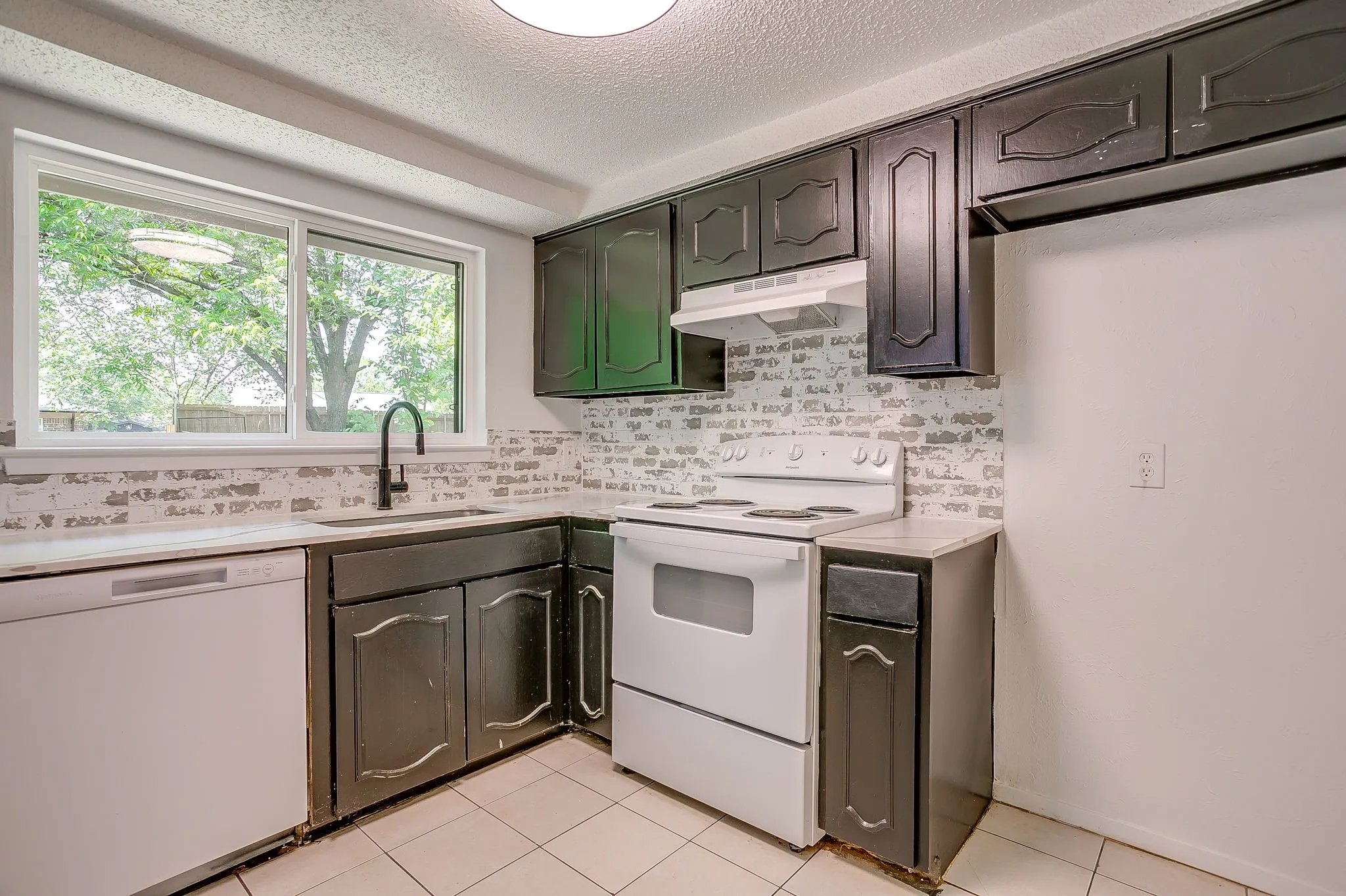 Single Family Residence For Sale in Tarrant County , 113 Quail Creek Drive, Crowley, Texas 76036, 3 Bedroom, 2 Bathroom, 2 Garage spaces, 1,686 Sqft, built in 1971, Preowned, mls#21246722, Real Estate Agent in Crowley, Homes For Sale in Tarrant county, Homes For Sale in Crowley, Realtor in Crowley Texas, Real Estate Brokerage Independent Realty Texas, Luminita Cordes Realtor