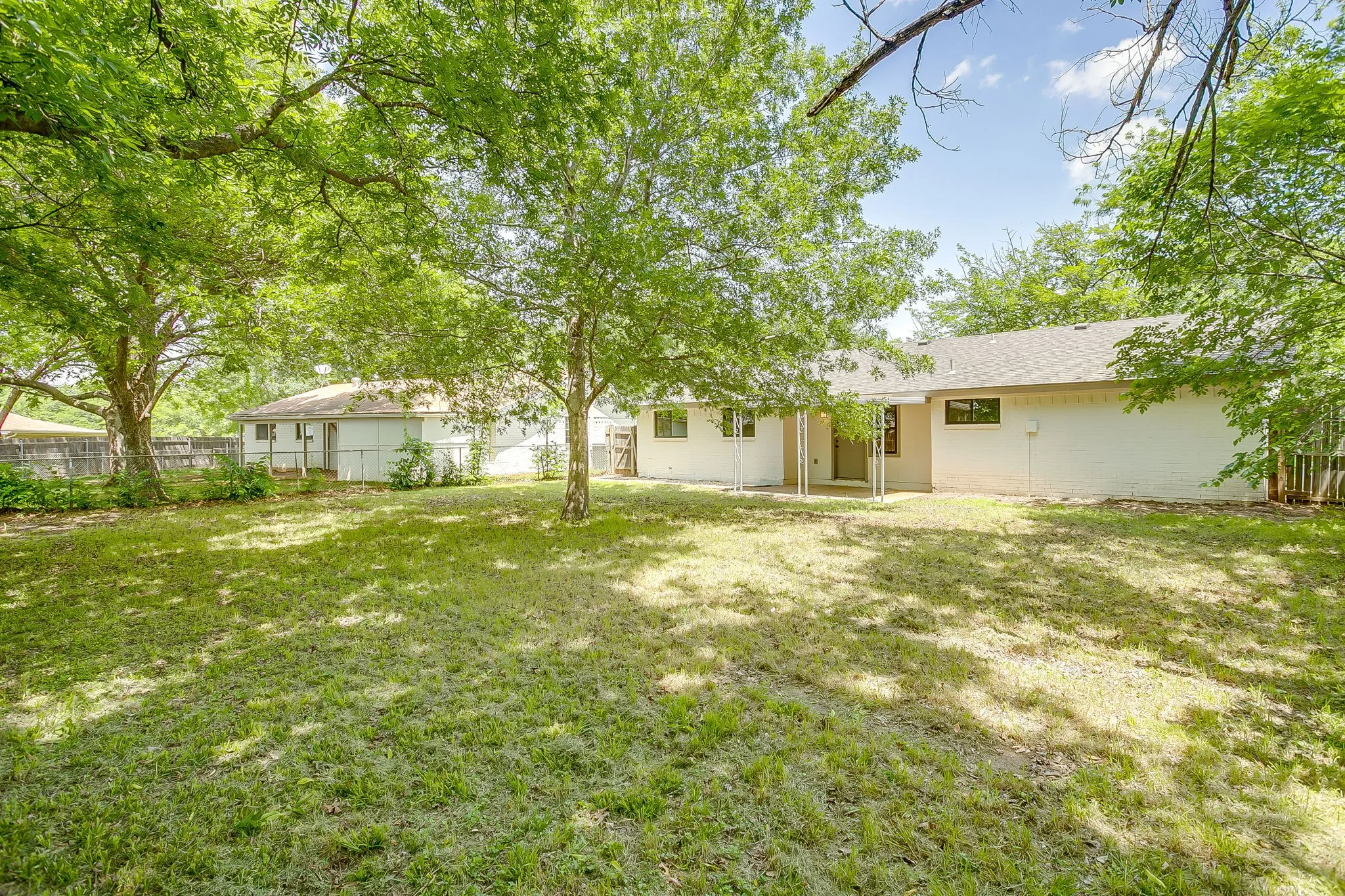 Single Family Residence For Sale in Tarrant County , 113 Quail Creek Drive, Crowley, Texas 76036, 3 Bedroom, 2 Bathroom, 2 Garage spaces, 1,686 Sqft, built in 1971, Preowned, mls#21246722, Real Estate Agent in Crowley, Homes For Sale in Tarrant county, Homes For Sale in Crowley, Realtor in Crowley Texas, Real Estate Brokerage Independent Realty Texas, Luminita Cordes Realtor