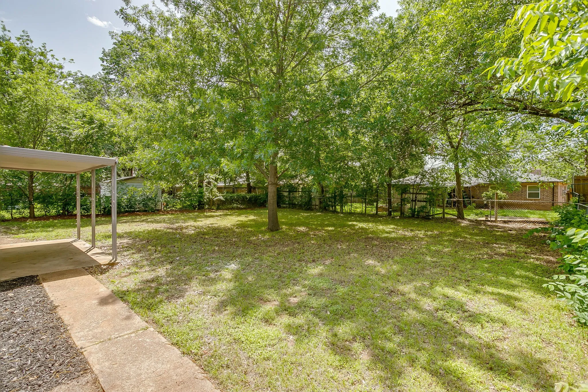 Single Family Residence For Sale in Tarrant County , 113 Quail Creek Drive, Crowley, Texas 76036, 3 Bedroom, 2 Bathroom, 2 Garage spaces, 1,686 Sqft, built in 1971, Preowned, mls#21246722, Real Estate Agent in Crowley, Homes For Sale in Tarrant county, Homes For Sale in Crowley, Realtor in Crowley Texas, Real Estate Brokerage Independent Realty Texas, Luminita Cordes Realtor