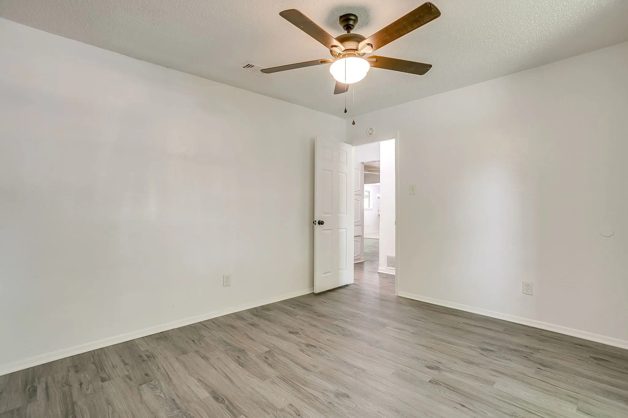 Single Family Residence For Sale in Tarrant County , 113 Quail Creek Drive, Crowley, Texas 76036, 3 Bedroom, 2 Bathroom, 2 Garage spaces, 1,686 Sqft, built in 1971, Preowned, mls#21246722, Real Estate Agent in Crowley, Homes For Sale in Tarrant county, Homes For Sale in Crowley, Realtor in Crowley Texas, Real Estate Brokerage Independent Realty Texas, Luminita Cordes Realtor