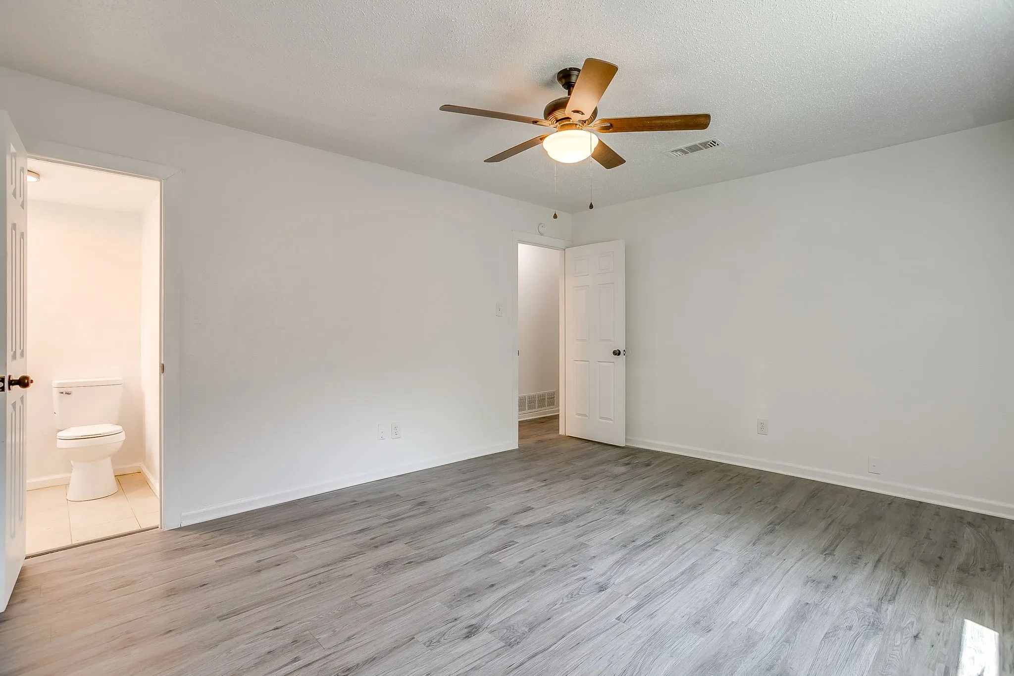 Single Family Residence For Sale in Tarrant County , 113 Quail Creek Drive, Crowley, Texas 76036, 3 Bedroom, 2 Bathroom, 2 Garage spaces, 1,686 Sqft, built in 1971, Preowned, mls#21246722, Real Estate Agent in Crowley, Homes For Sale in Tarrant county, Homes For Sale in Crowley, Realtor in Crowley Texas, Real Estate Brokerage Independent Realty Texas, Luminita Cordes Realtor