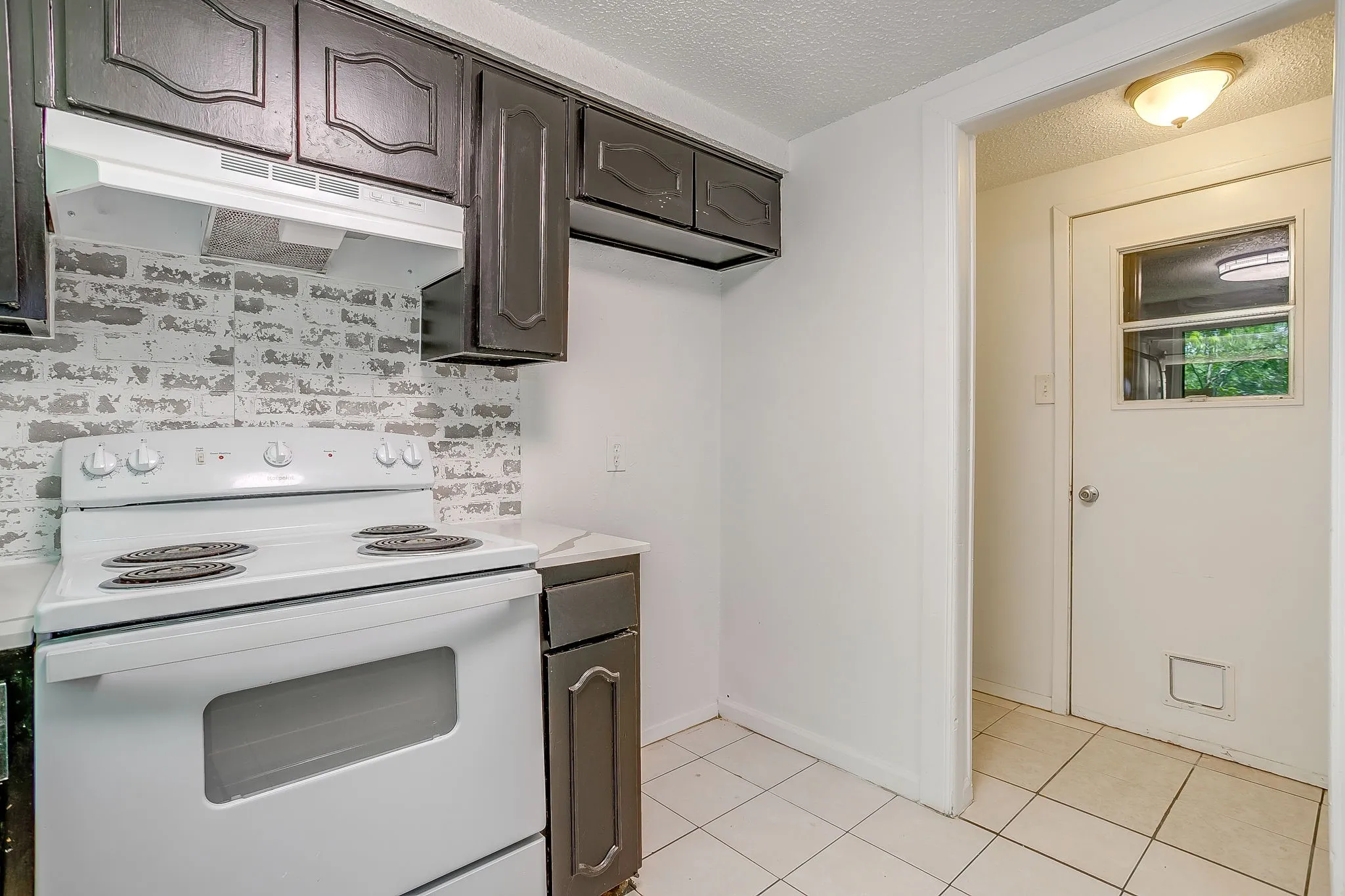 Single Family Residence For Sale in Tarrant County , 113 Quail Creek Drive, Crowley, Texas 76036, 3 Bedroom, 2 Bathroom, 2 Garage spaces, 1,686 Sqft, built in 1971, Preowned, mls#21246722, Real Estate Agent in Crowley, Homes For Sale in Tarrant county, Homes For Sale in Crowley, Realtor in Crowley Texas, Real Estate Brokerage Independent Realty Texas, Luminita Cordes Realtor