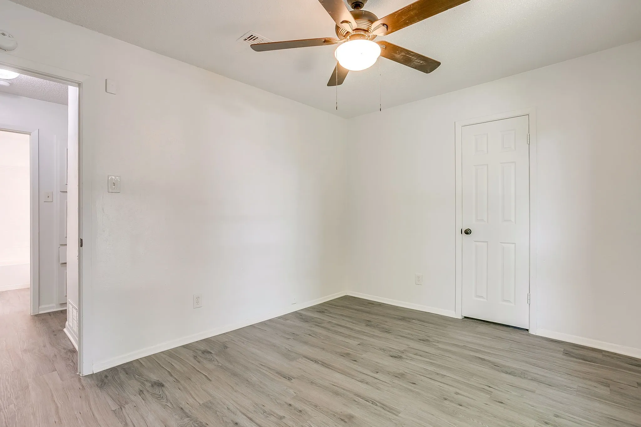 Single Family Residence For Sale in Tarrant County , 113 Quail Creek Drive, Crowley, Texas 76036, 3 Bedroom, 2 Bathroom, 2 Garage spaces, 1,686 Sqft, built in 1971, Preowned, mls#21246722, Real Estate Agent in Crowley, Homes For Sale in Tarrant county, Homes For Sale in Crowley, Realtor in Crowley Texas, Real Estate Brokerage Independent Realty Texas, Luminita Cordes Realtor