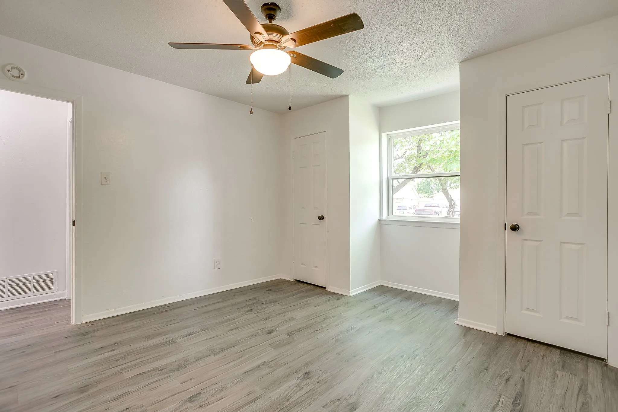 Single Family Residence For Sale in Tarrant County , 113 Quail Creek Drive, Crowley, Texas 76036, 3 Bedroom, 2 Bathroom, 2 Garage spaces, 1,686 Sqft, built in 1971, Preowned, mls#21246722, Real Estate Agent in Crowley, Homes For Sale in Tarrant county, Homes For Sale in Crowley, Realtor in Crowley Texas, Real Estate Brokerage Independent Realty Texas, Luminita Cordes Realtor